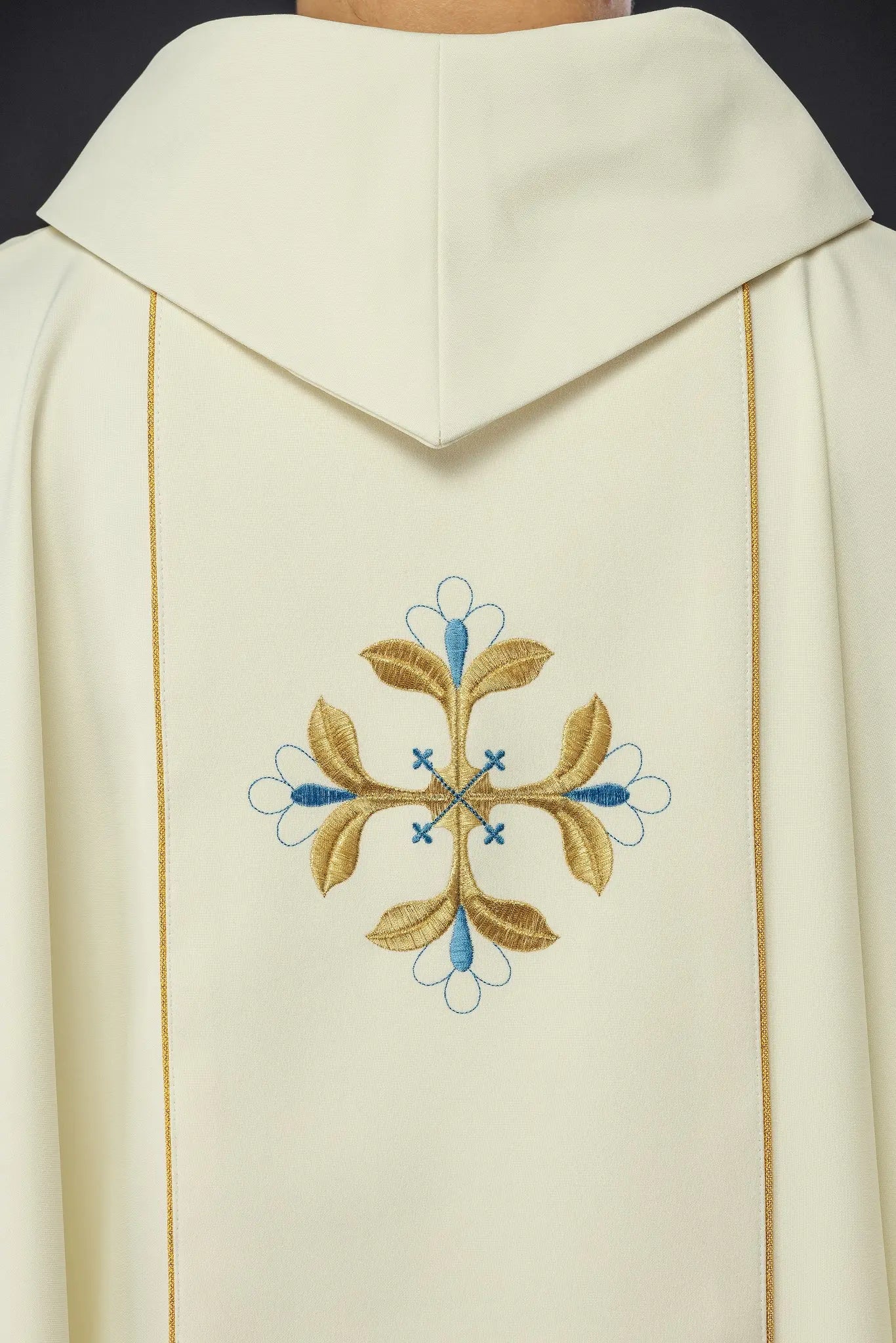 Ornat liturgiczny z haftem z wizerunkiem Serca Maryi