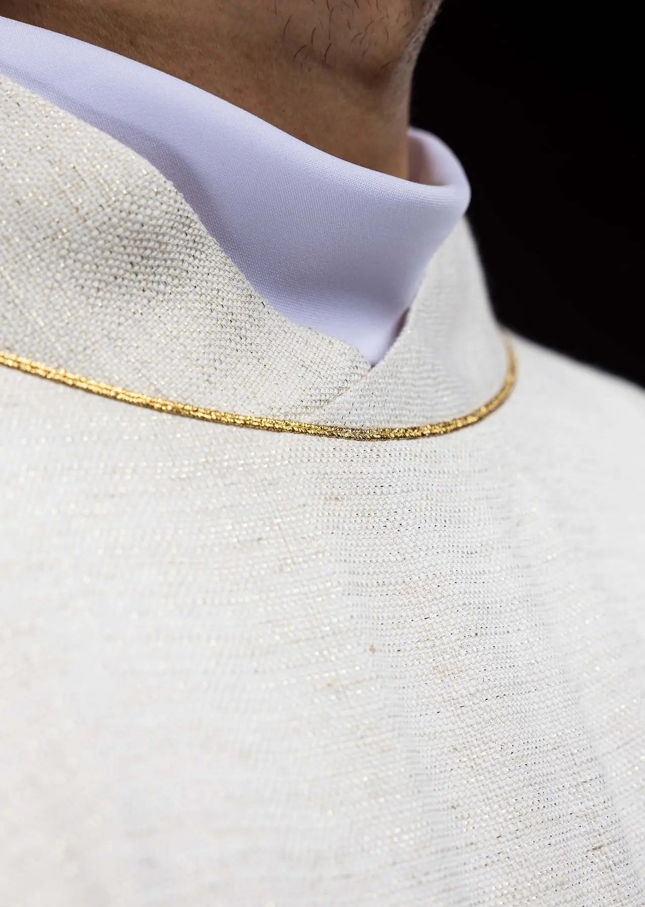 Embroidered chasuble with the image of the Merciful Jesus ecru