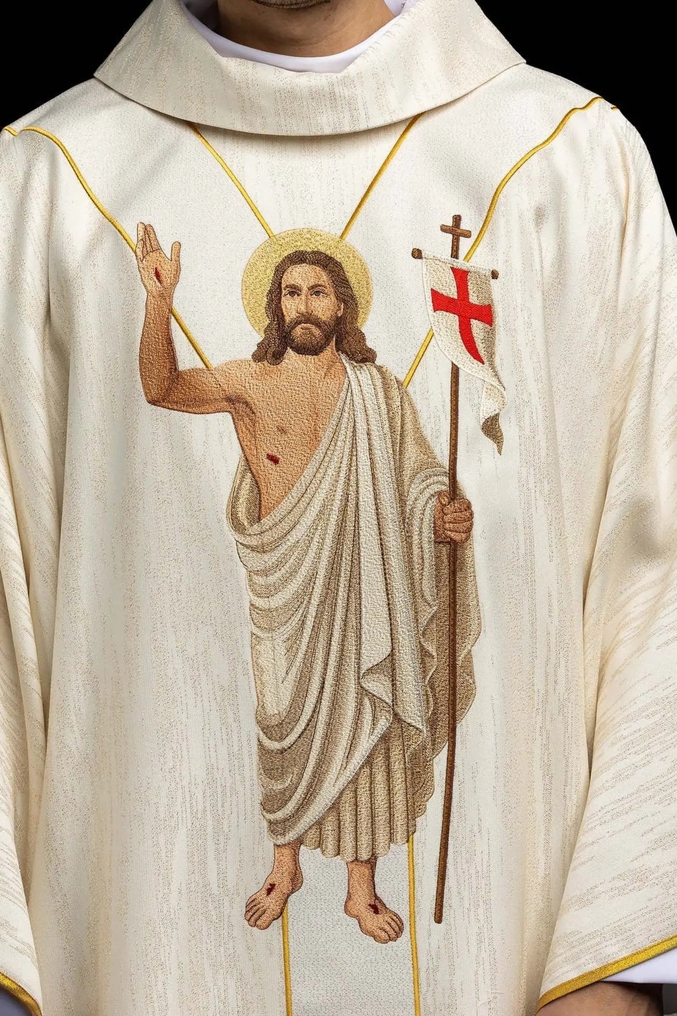 Biała ornat z haftem Zmartwychwstałego Chrystusa i Baranka Paschalnego