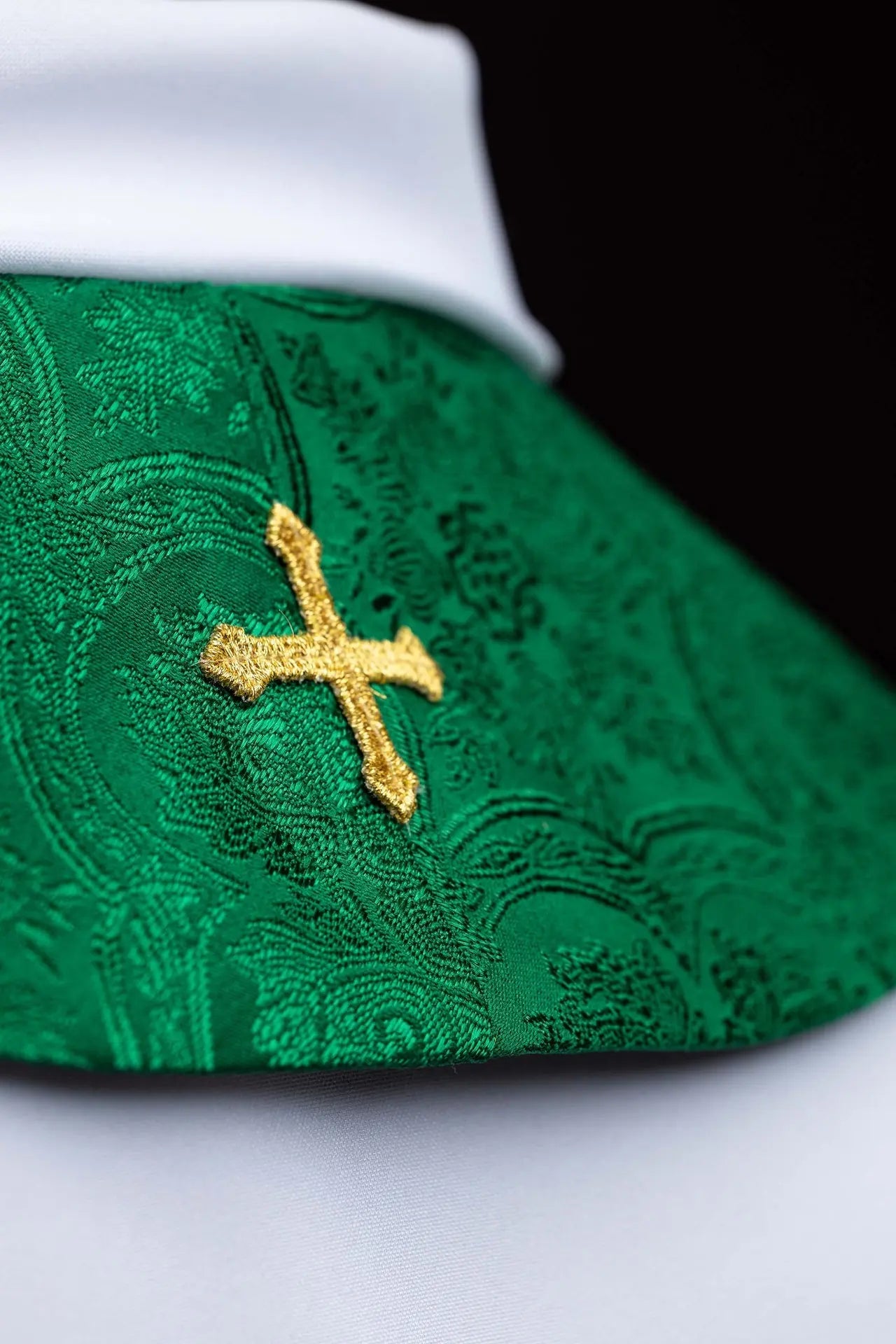 Zielona żakardowa stuła z haftem złotego krzyża