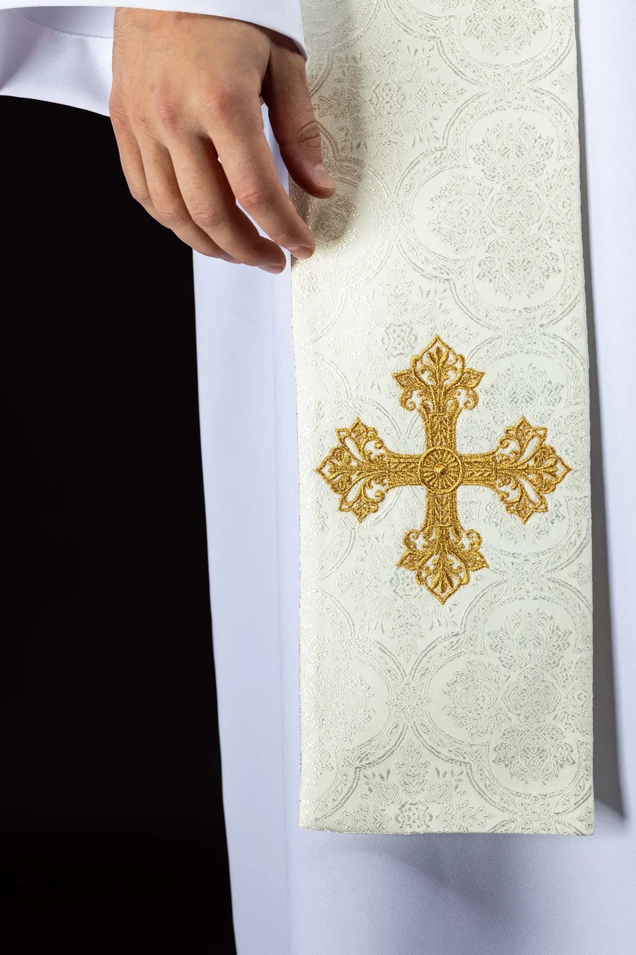 Stuła ecru z żakardowym wzorem i złotym haftem krzyża