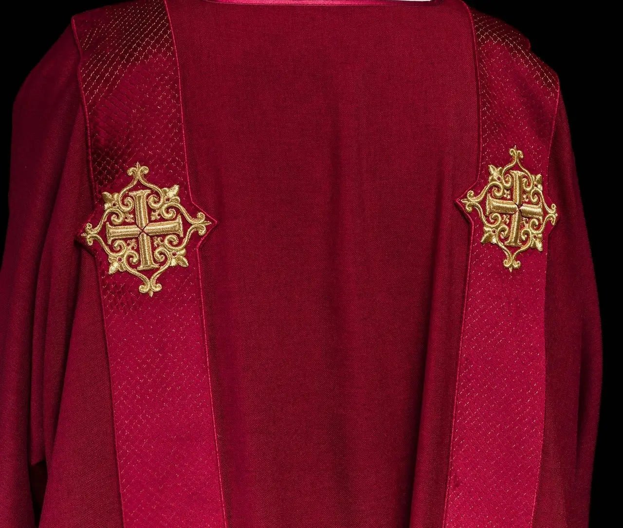 Czerwona dalmatyka z aksamitnymi pasami i symbolami krzyża