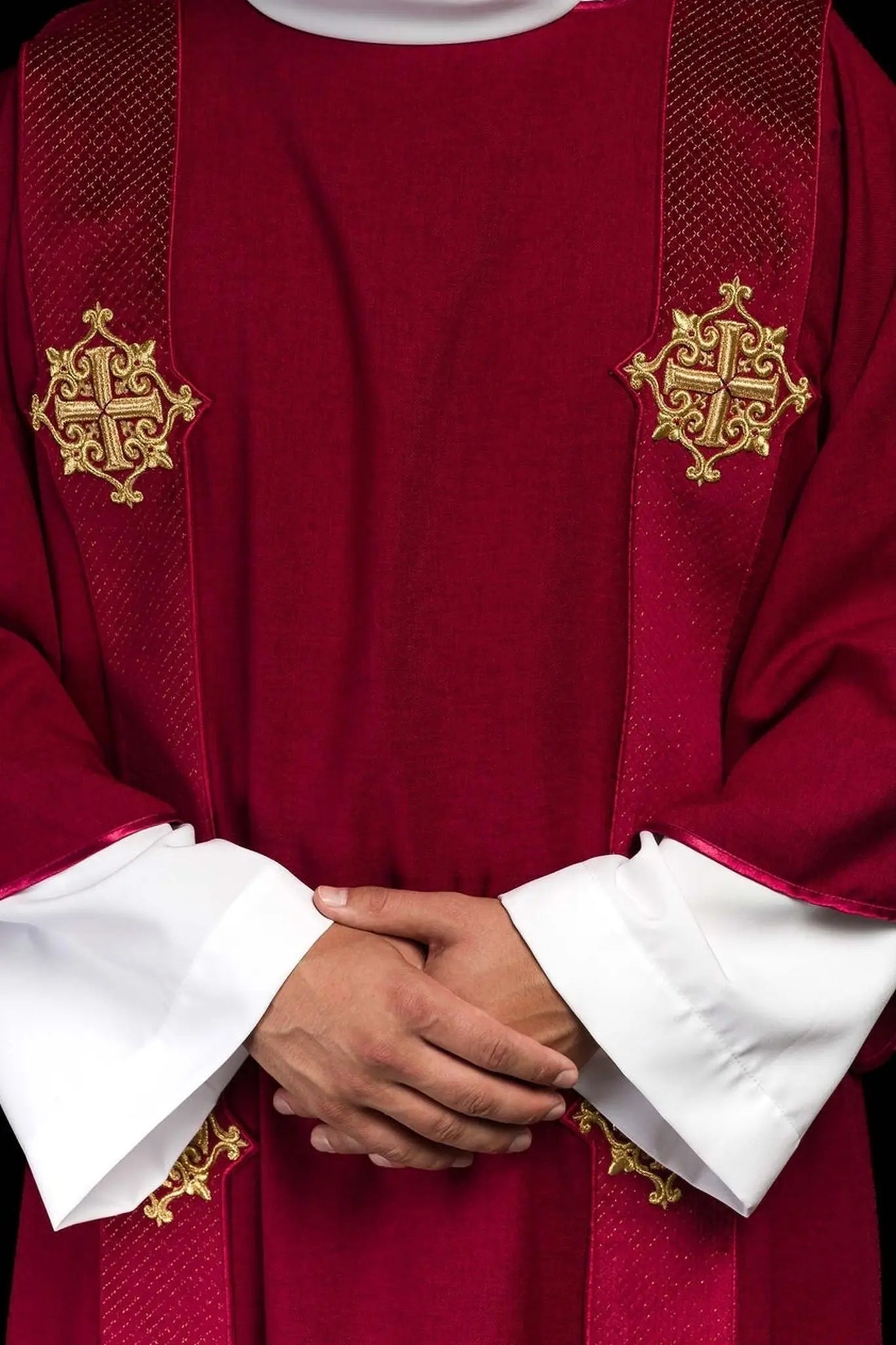 Czerwona dalmatyka z aksamitnymi pasami i symbolami krzyża