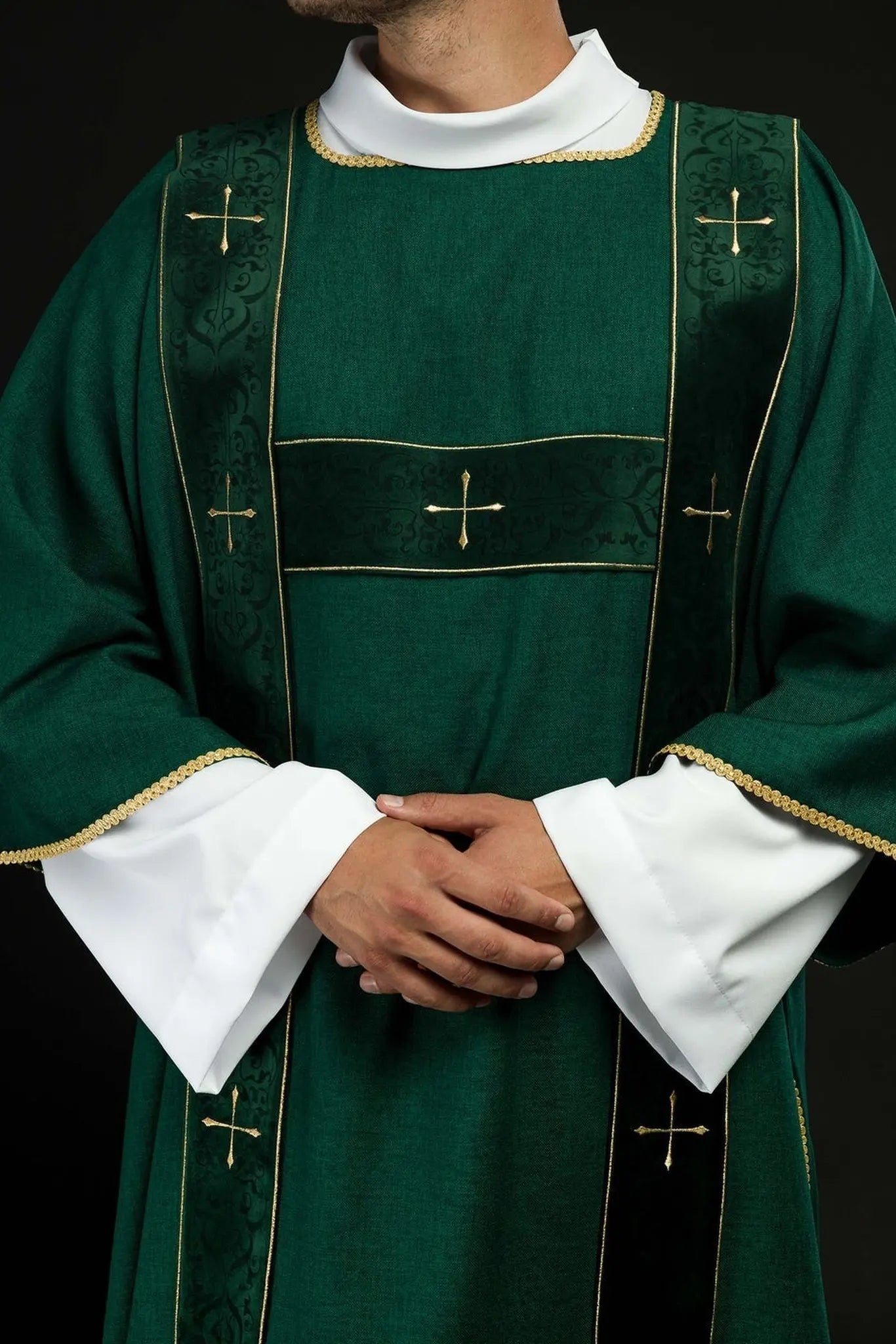 Dalmatyka zielona z aksamitnymi paskami i haftowanymi złotymi krzyżami