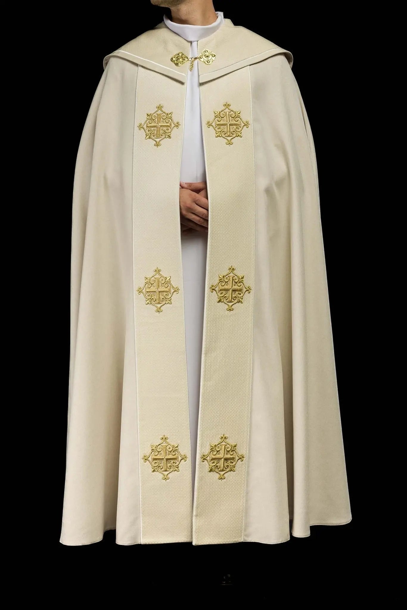 Kapa liturgiczna z aksamitnym pasem w kolorze ecru i haftem krzyżykowym