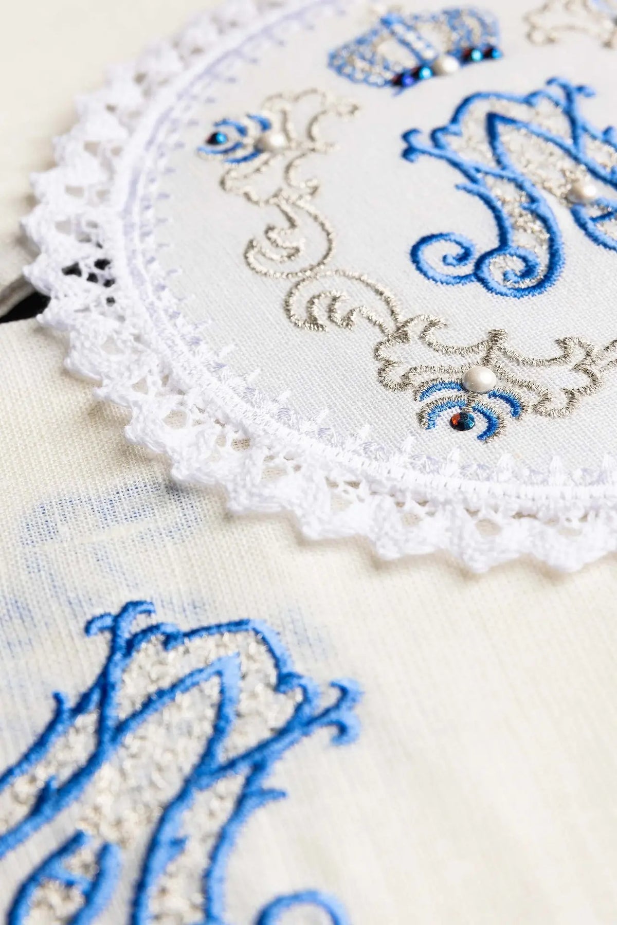 Chalice linen with Marian embroidery