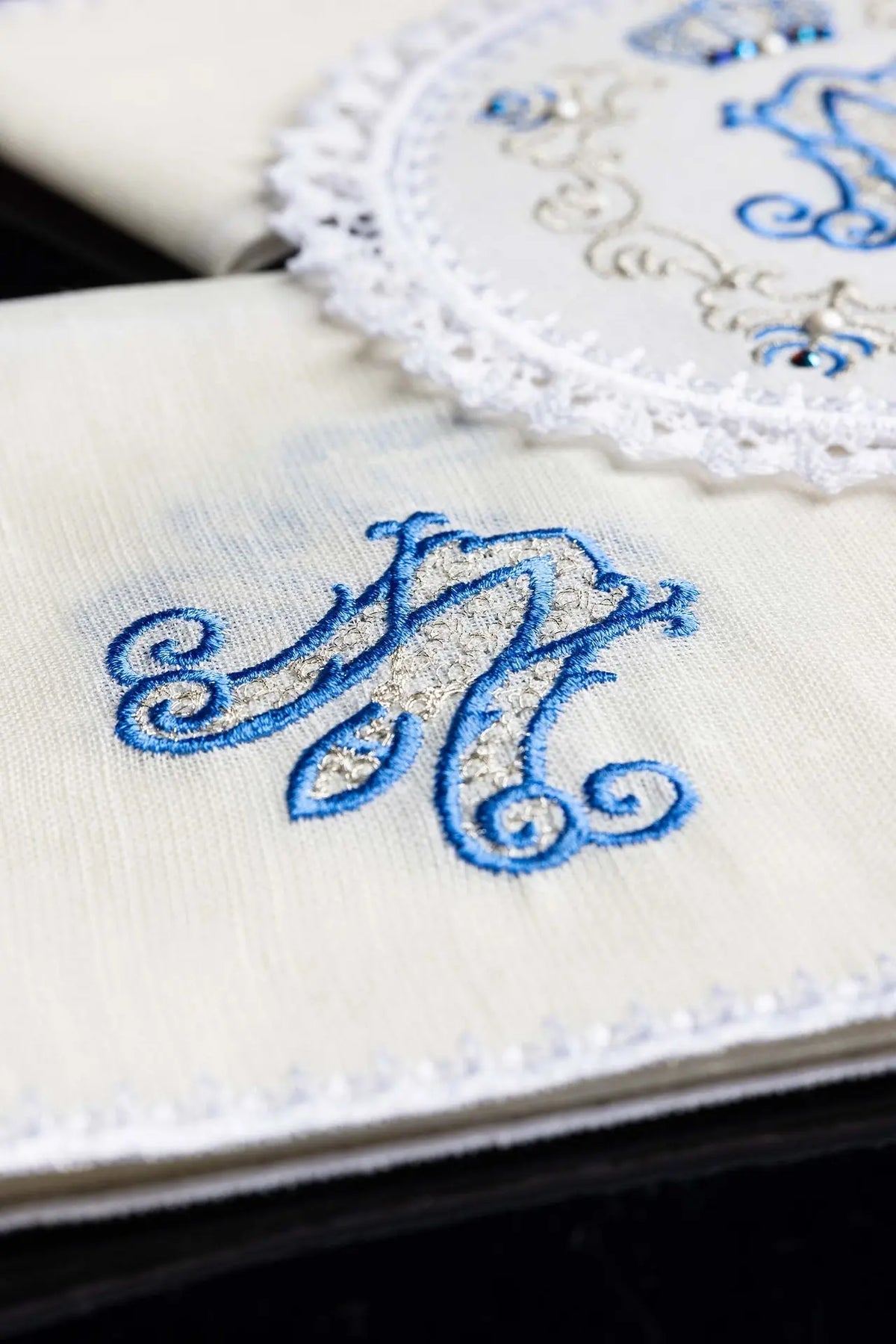 Chalice linen with Marian embroidery