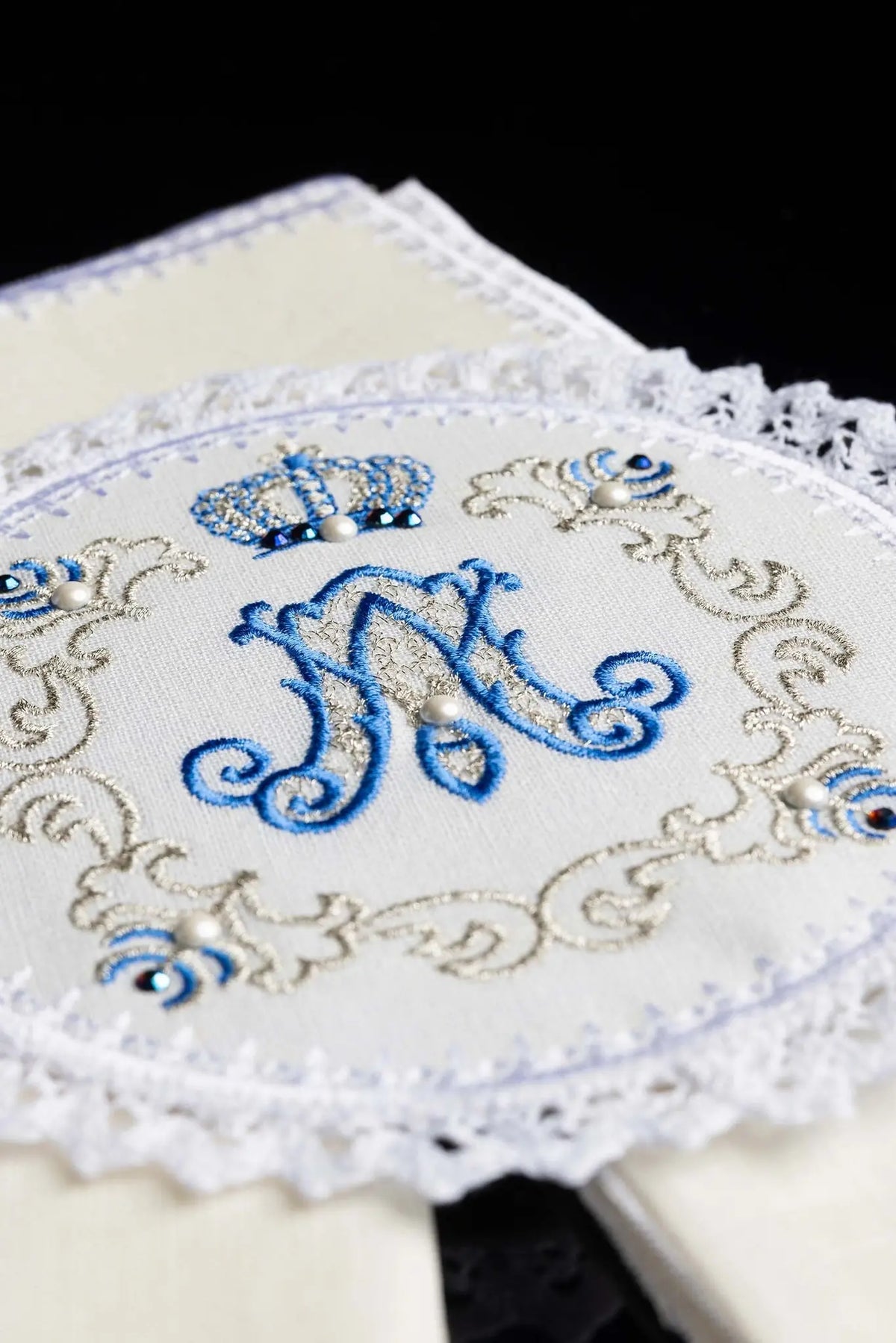 Chalice linen with Marian embroidery