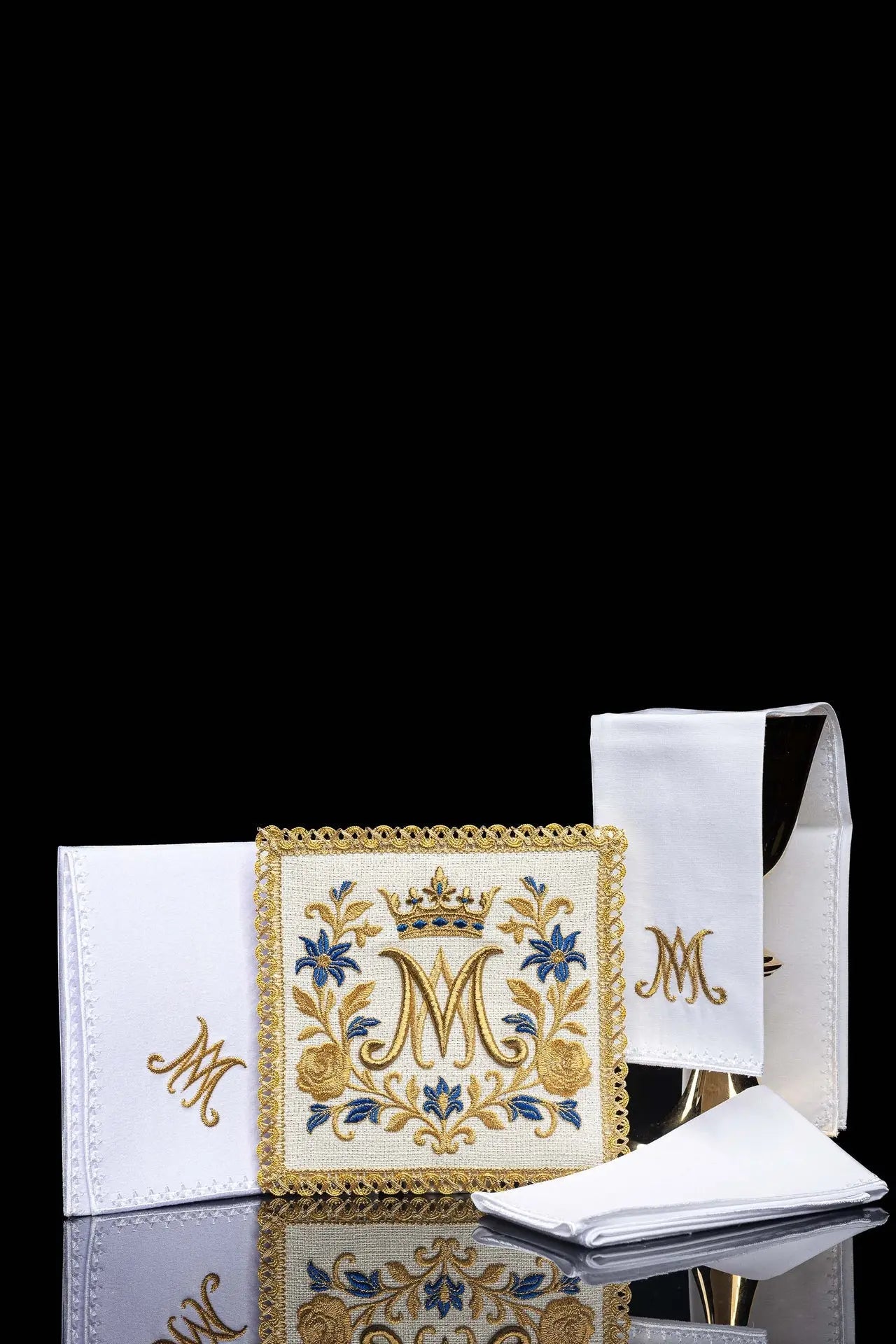Zestaw bielizny kielichowej z haftem królewskiego monogramu maryjnego
