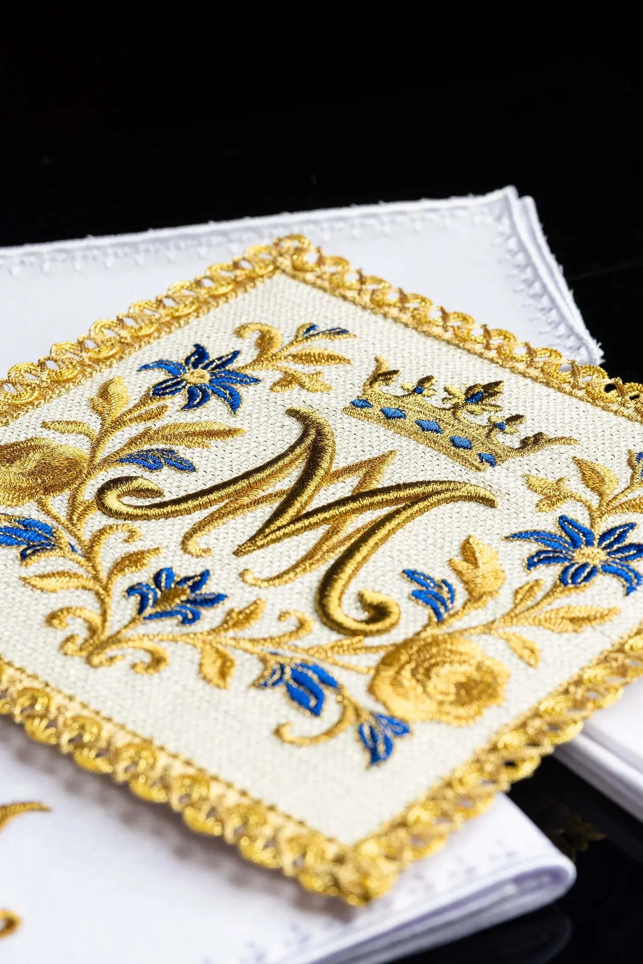 Zestaw bielizny kielichowej z haftem królewskiego monogramu maryjnego