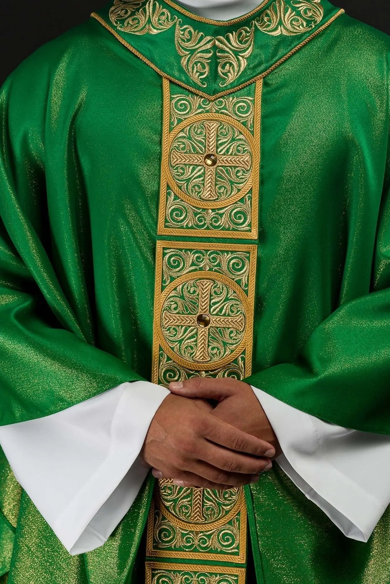 Zielony ornat z bogatym haftem i ozdobnymi kamieniami