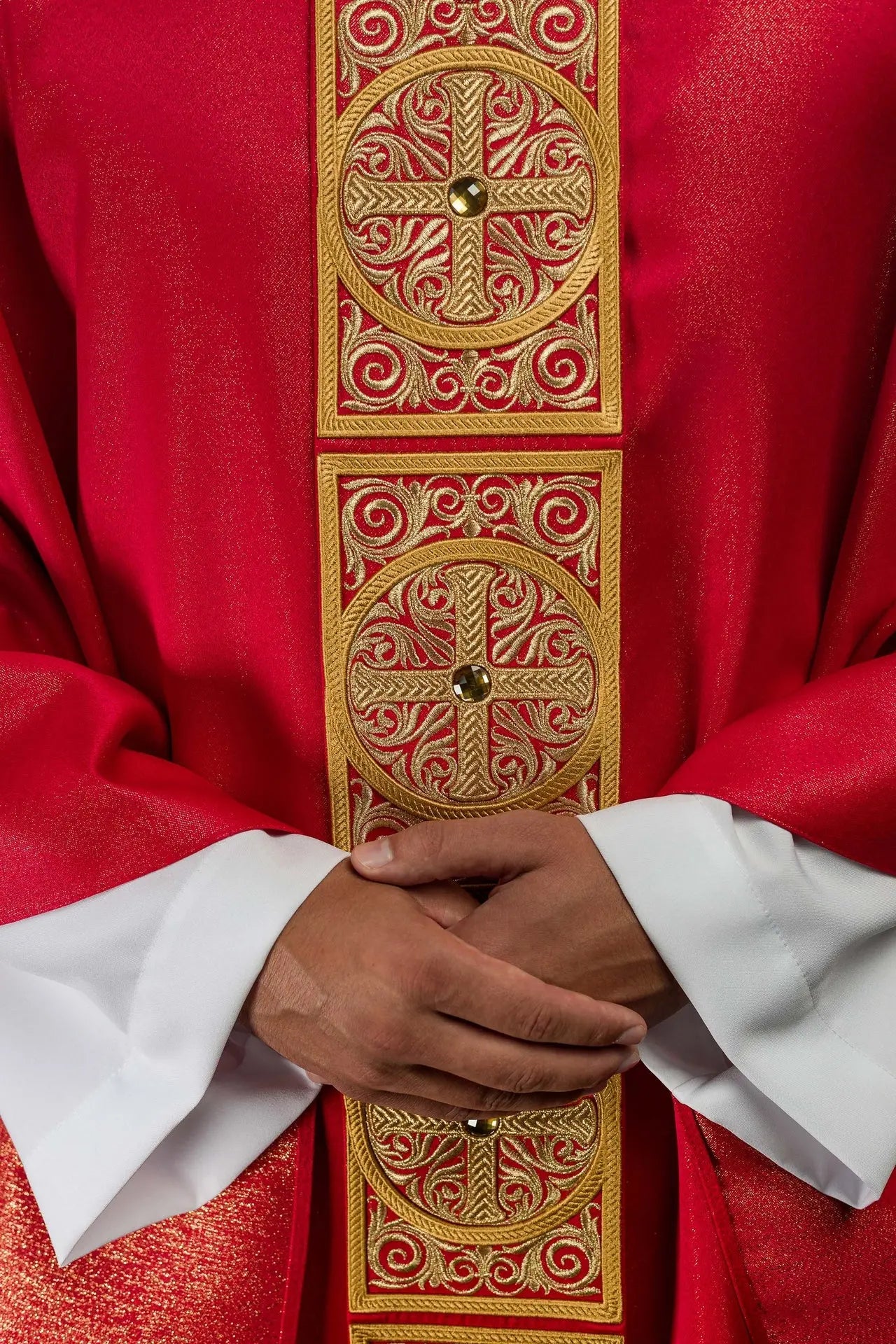 Czerwony ornat liturgiczny z bogatym haftem i kamieniami dekoracyjnymi