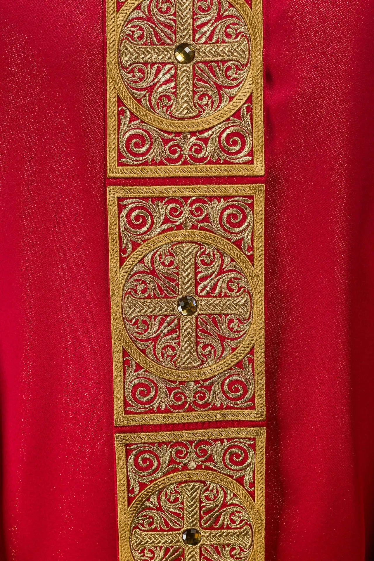 Czerwony ornat liturgiczny z bogatym haftem i kamieniami dekoracyjnymi