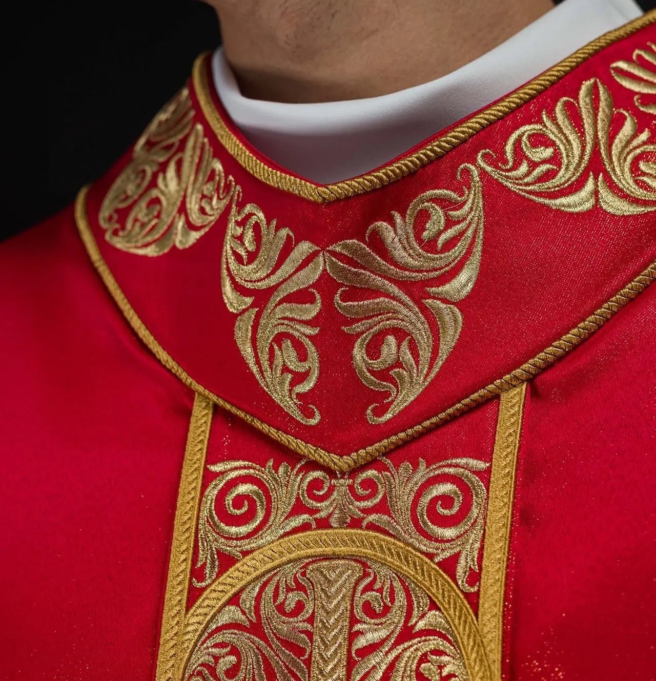 Czerwony ornat liturgiczny z bogatym haftem i kamieniami dekoracyjnymi