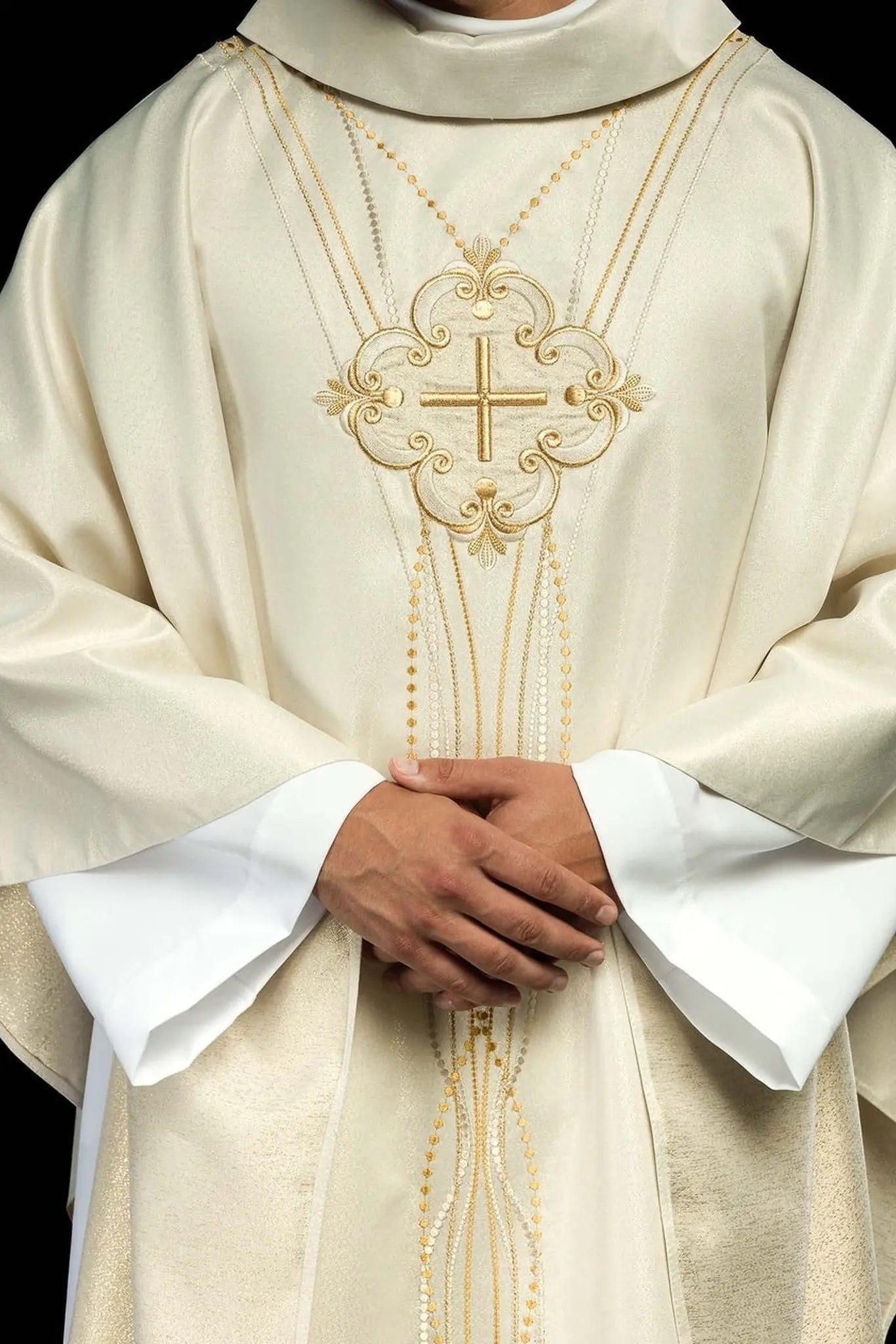Ornat z błyszczącej tkaniny w kolorze ecru inspirowany różańcem