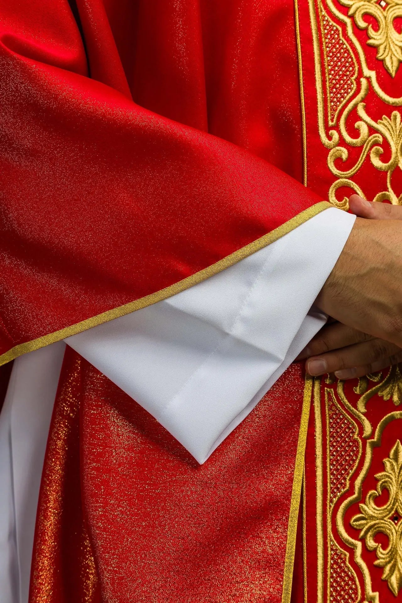 Czerwony ornat liturgiczny bogato haftowany połyskiem