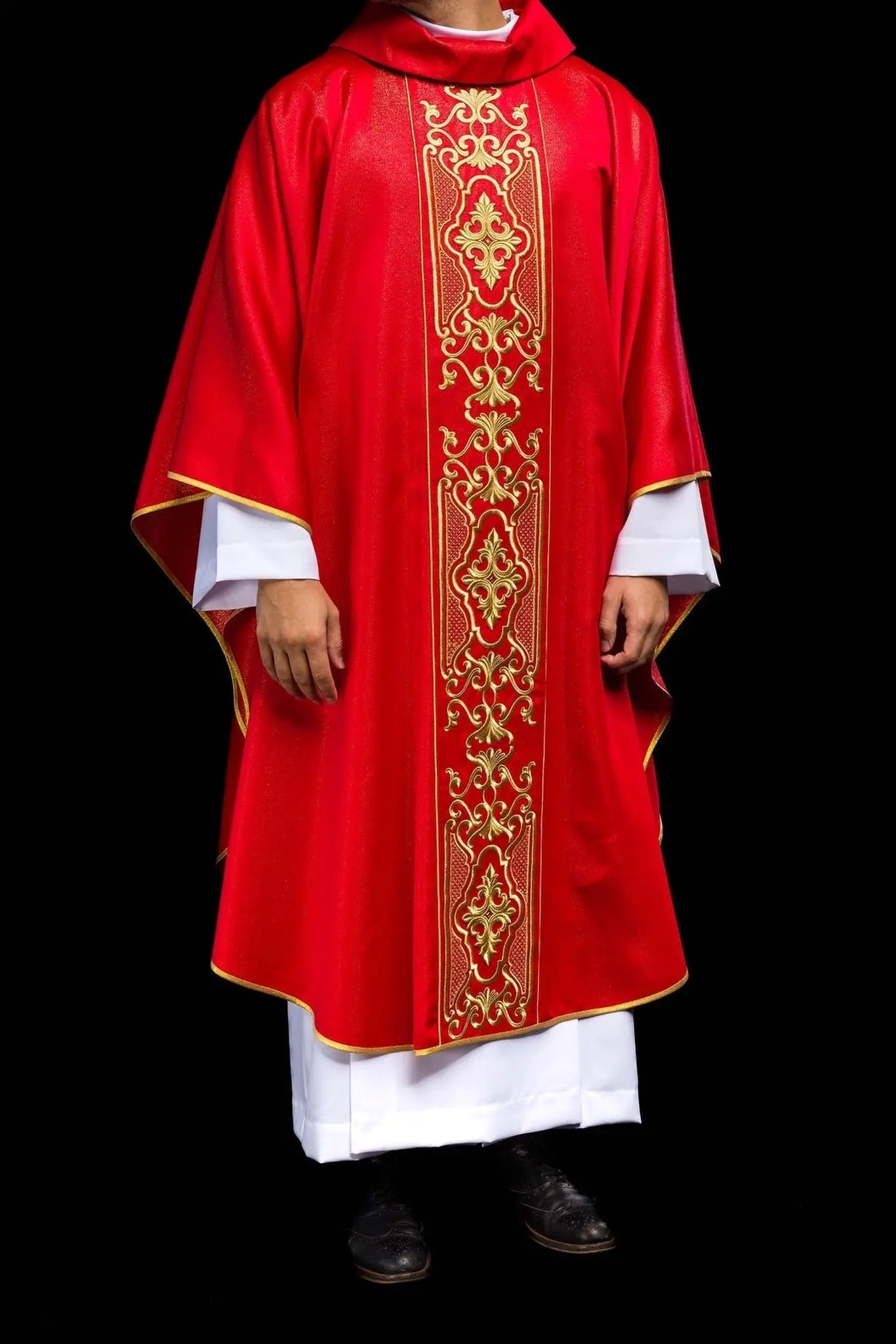 Czerwony ornat liturgiczny bogato haftowany połyskiem