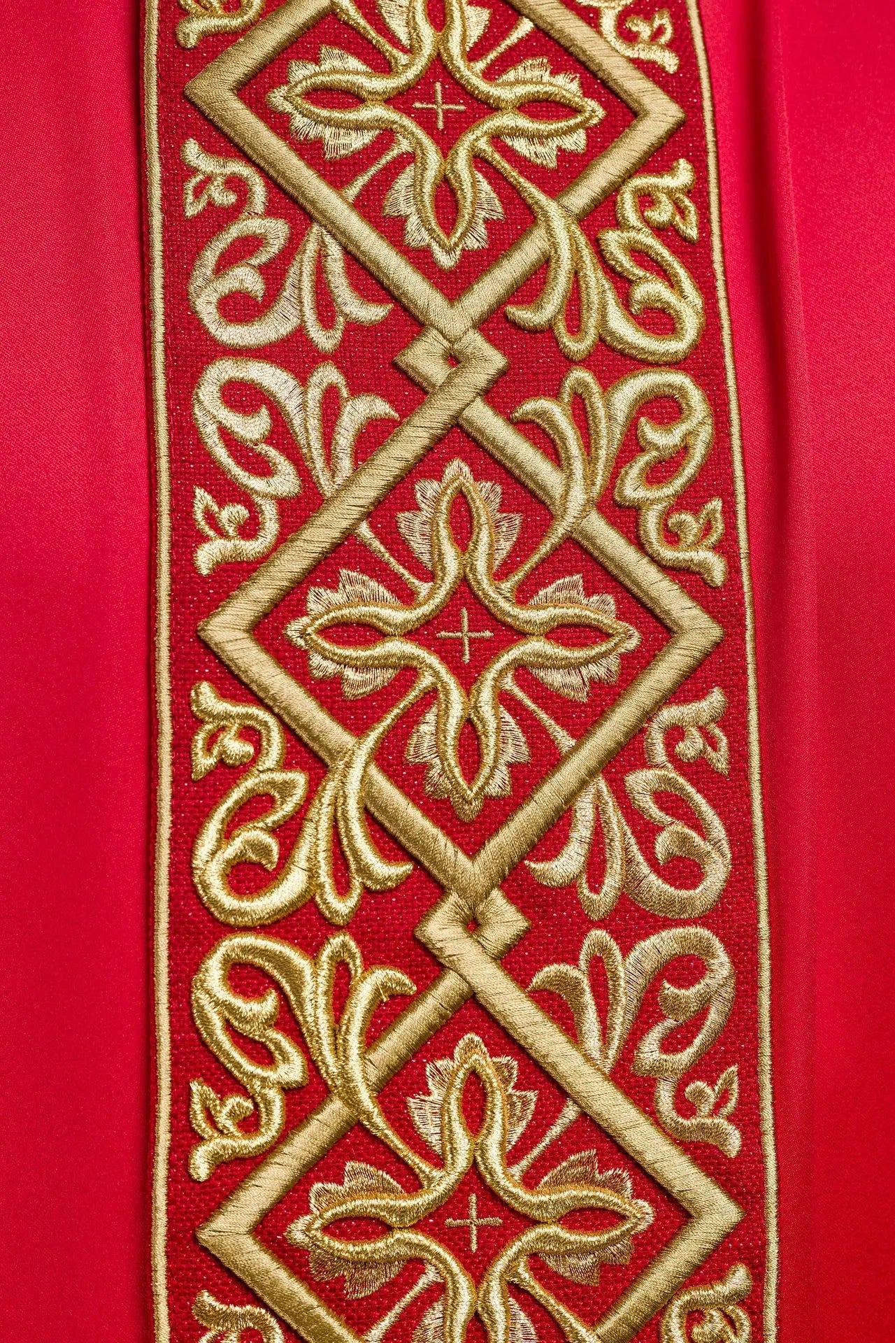 Chasuble richly embroidered floral motif with crosses Red