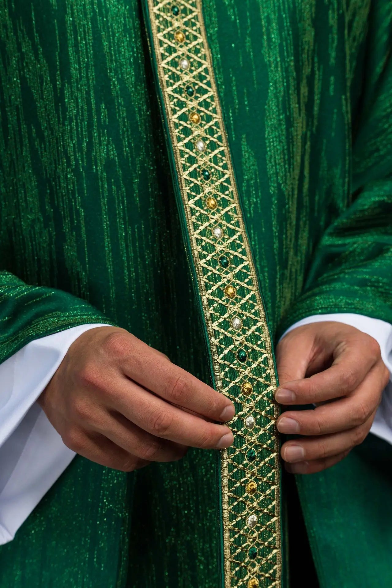 Zielony Ornat liturgiczny z haftowanym pasem i kołnierzem