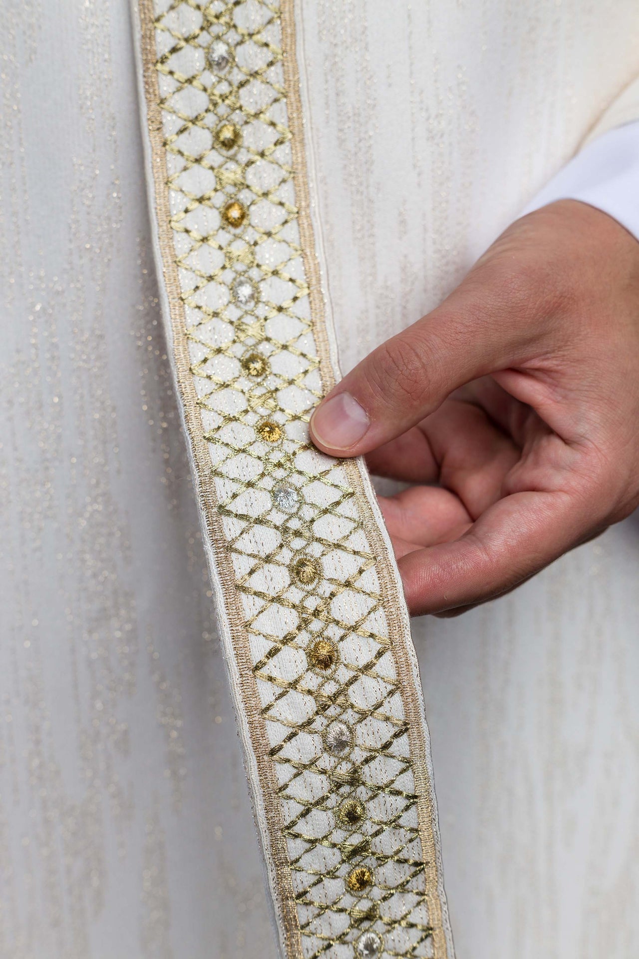 Biały Ornat z Haftowanym Pasem i Kołnierzem - ORNATY.PL