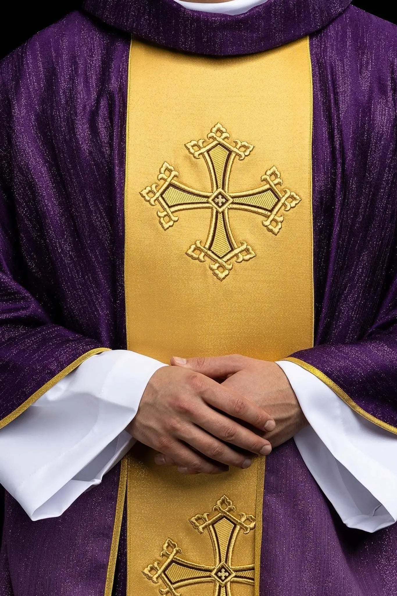 Fioletowy ornat ze złotym orfrejem i haftem krzyża