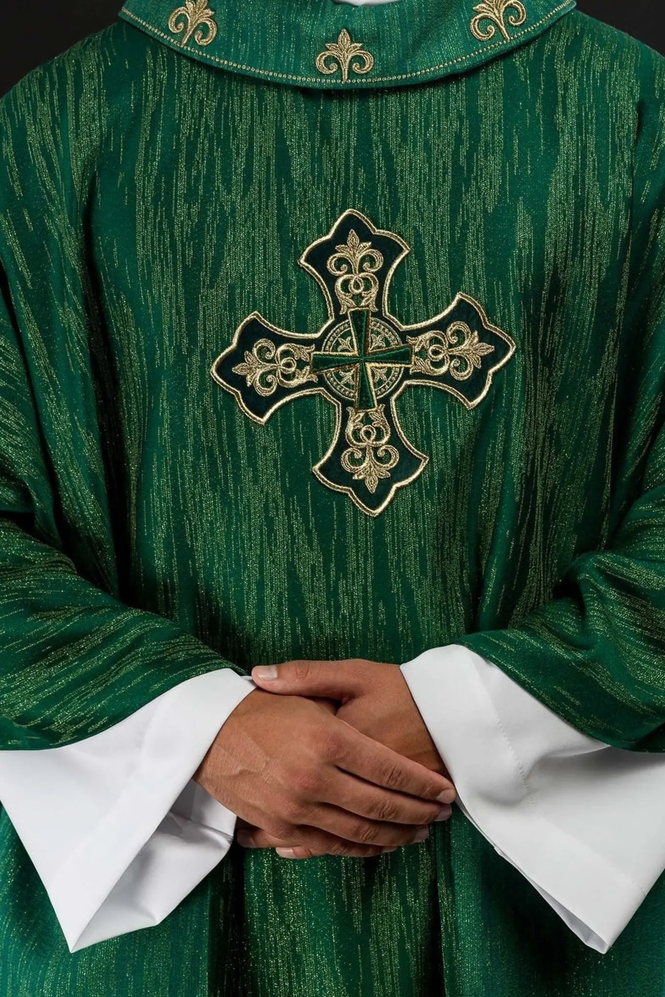 Zielony ornat z bogato haftowanym krzyżem i zdobionym kołnierzem