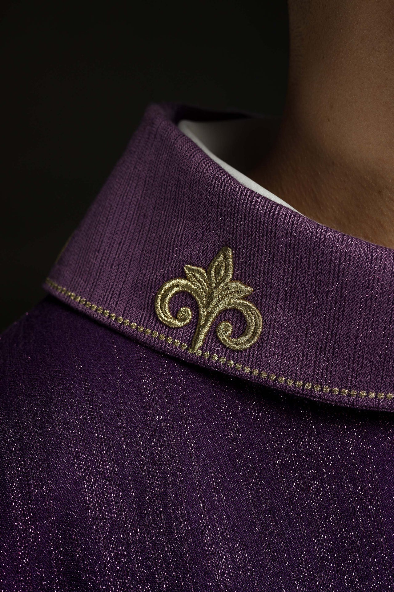 Fioletowy ornat z haftowanym motywem krzyża na ozdobnej tkaninie - ORNATY.PL