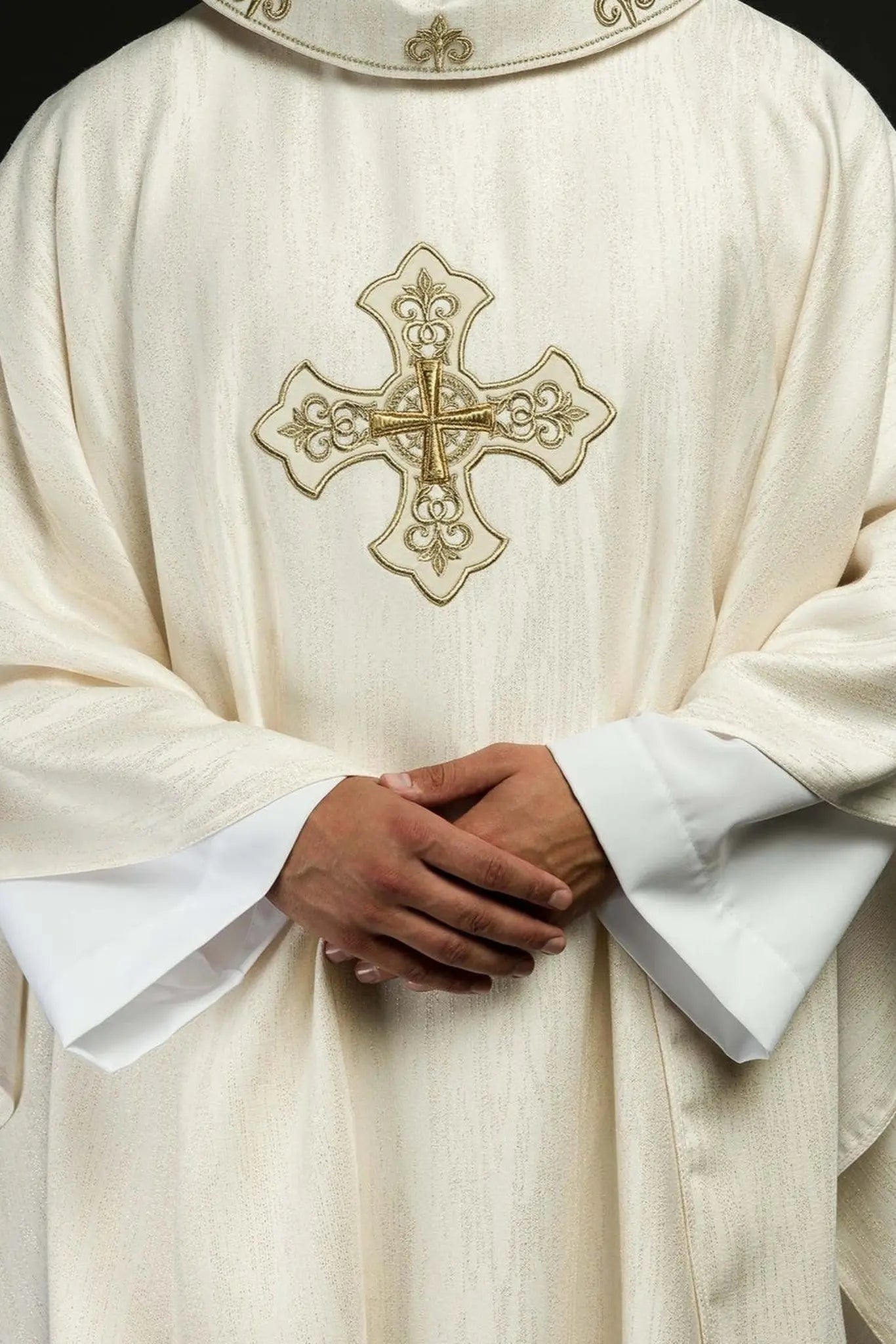 Ornat liturgiczny w kolorze ecru z haftowanym motywem krzyża na ozdobnej tkaninie