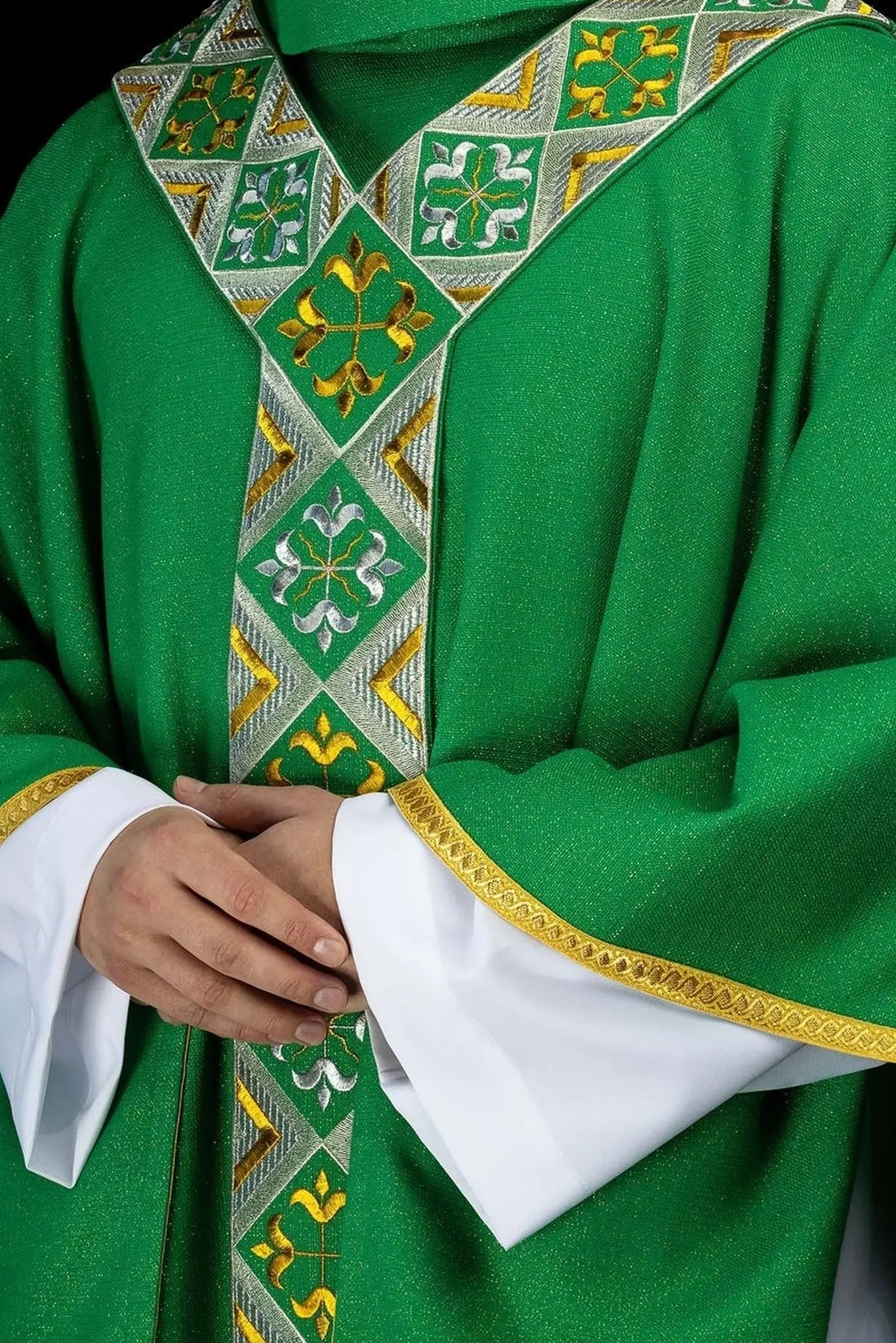 Zielony komplet ornatowy z haftowanym orfrejem