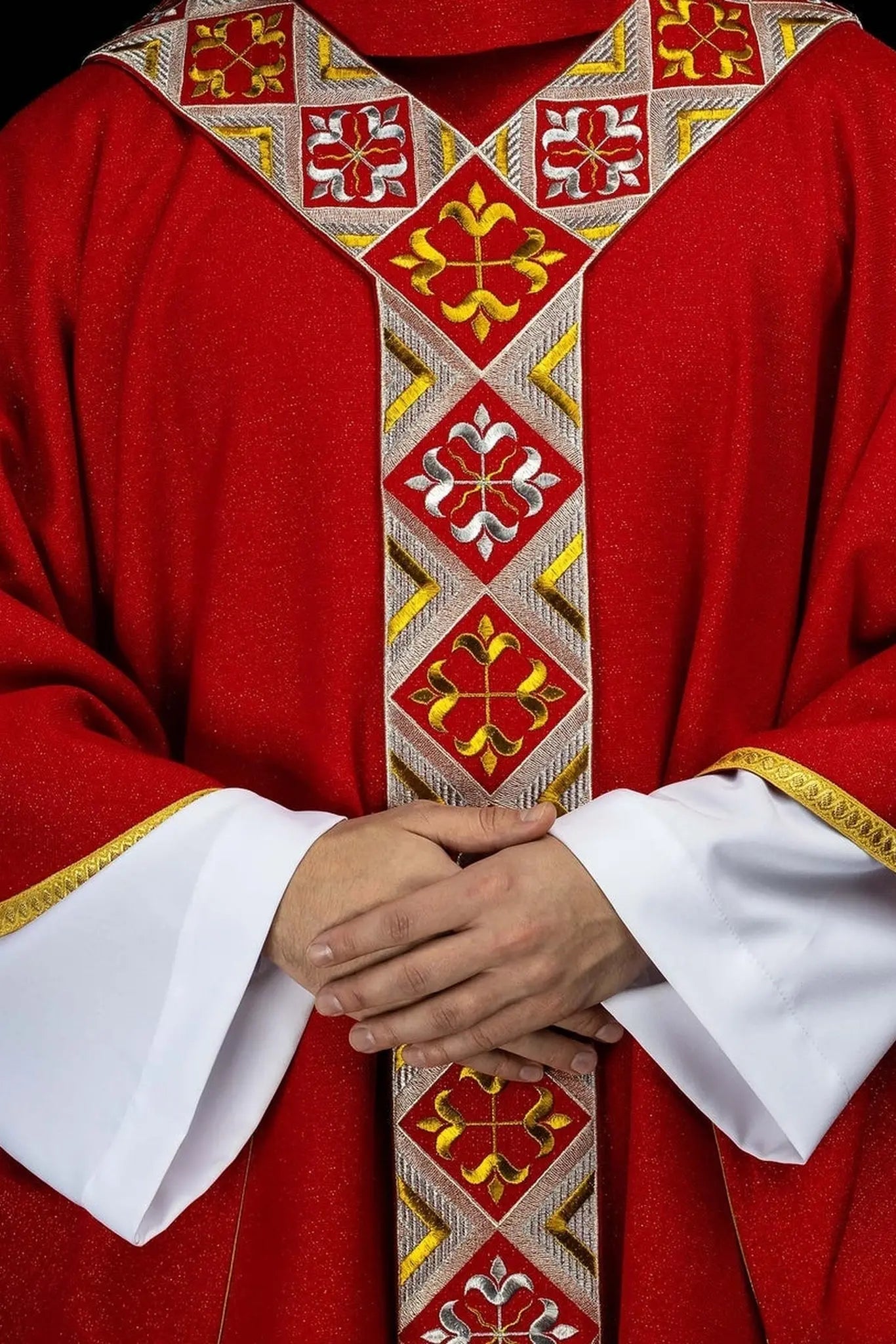 Czerwony komplet ornatowy z haftowanym orfrejem