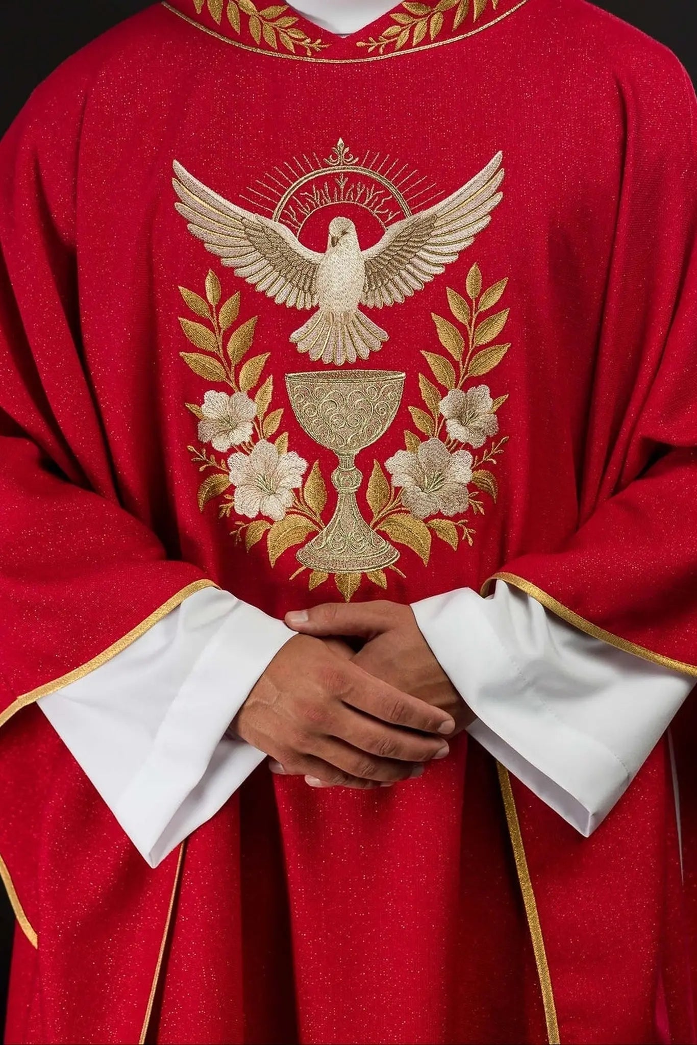 Czerwona kapa z haftowanym kołnierzem i symbolem Ducha Świętego