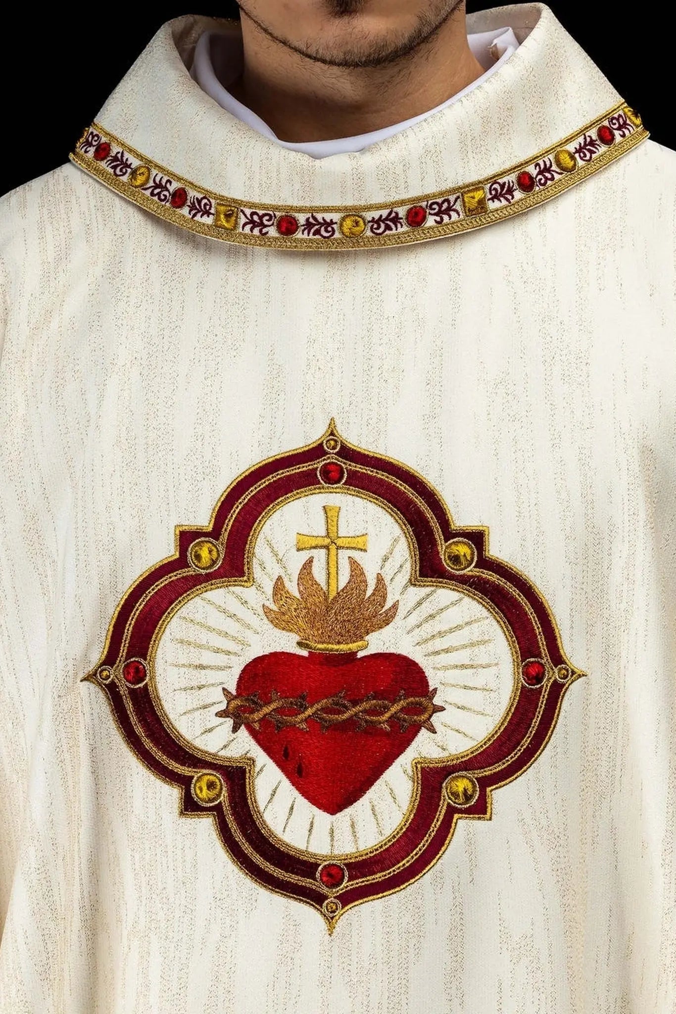 Ornat z haftem Najświętszego Serca Jezusa i kielicha eucharystycznego