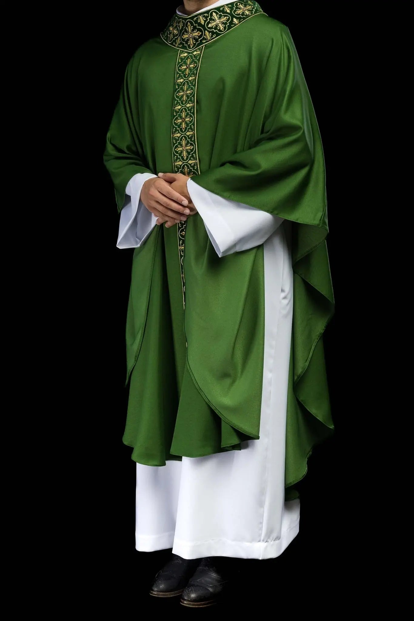 Zielony ornat liturgiczny ozdobiony 500 kamieniami z wąską taśmą