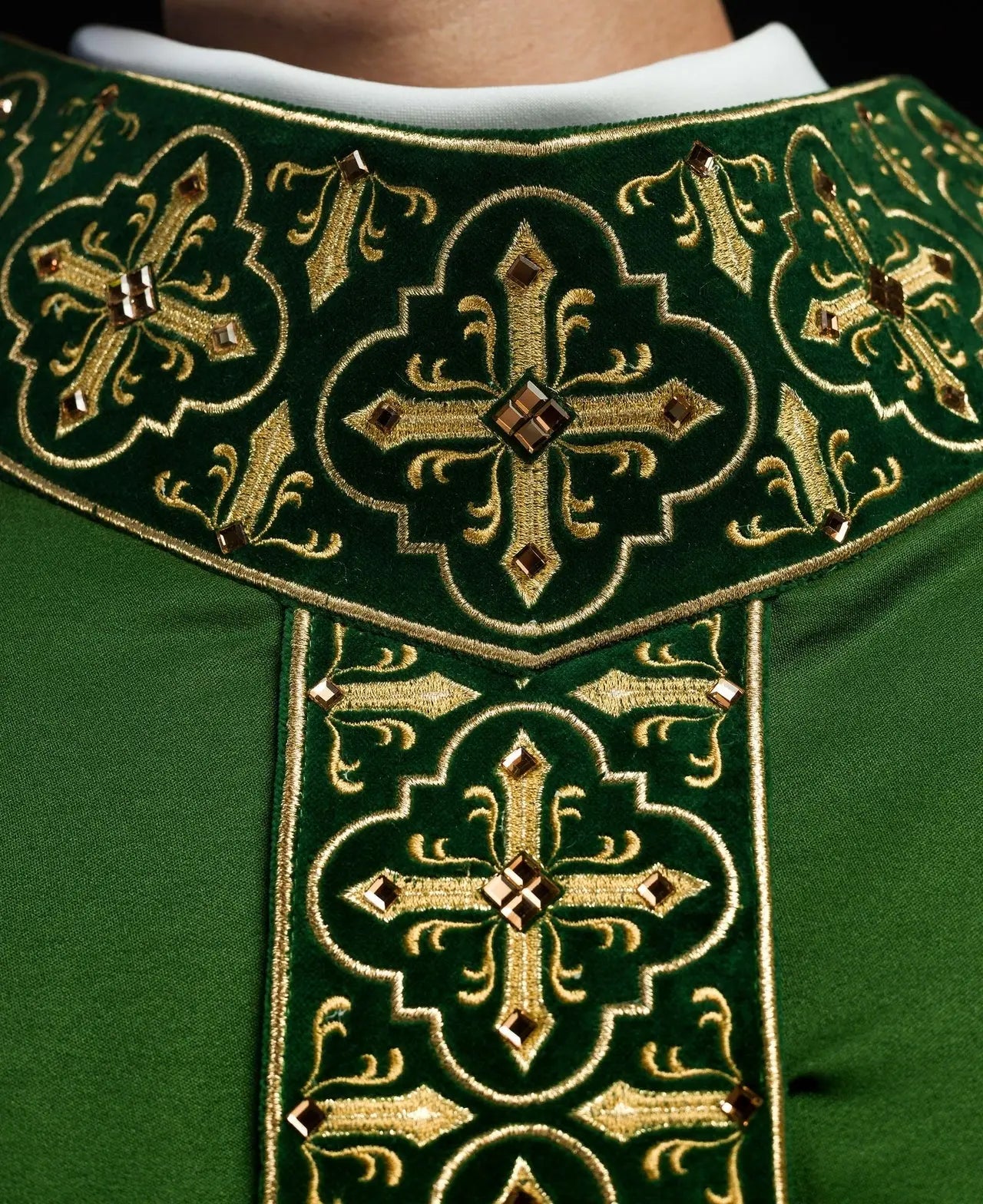 Zielony ornat liturgiczny ozdobiony 500 kamieniami z wąską taśmą