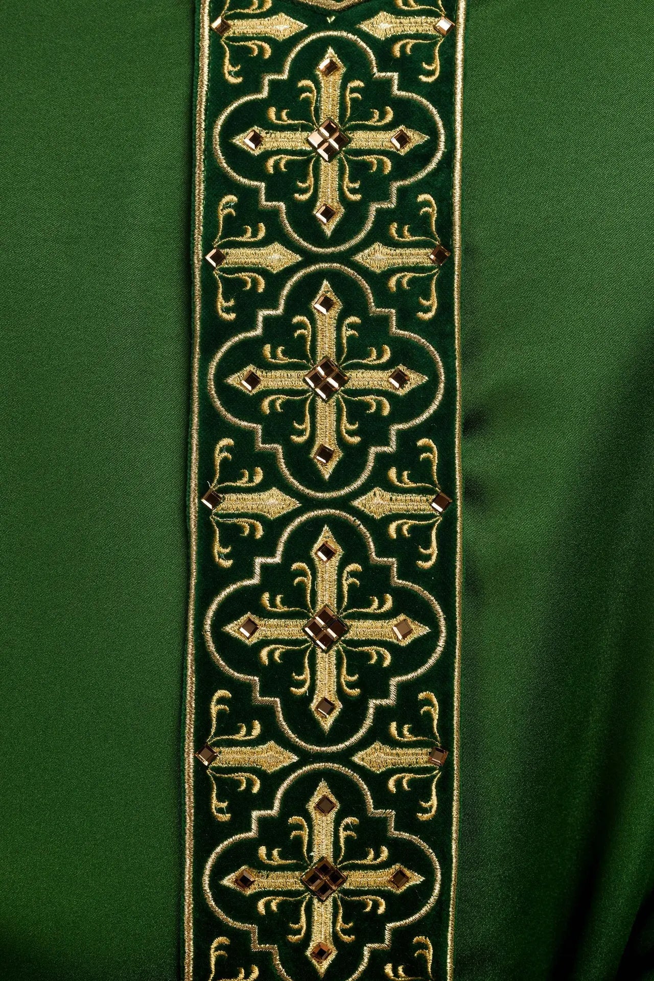 Zielony ornat liturgiczny ozdobiony 500 kamieniami z wąską taśmą
