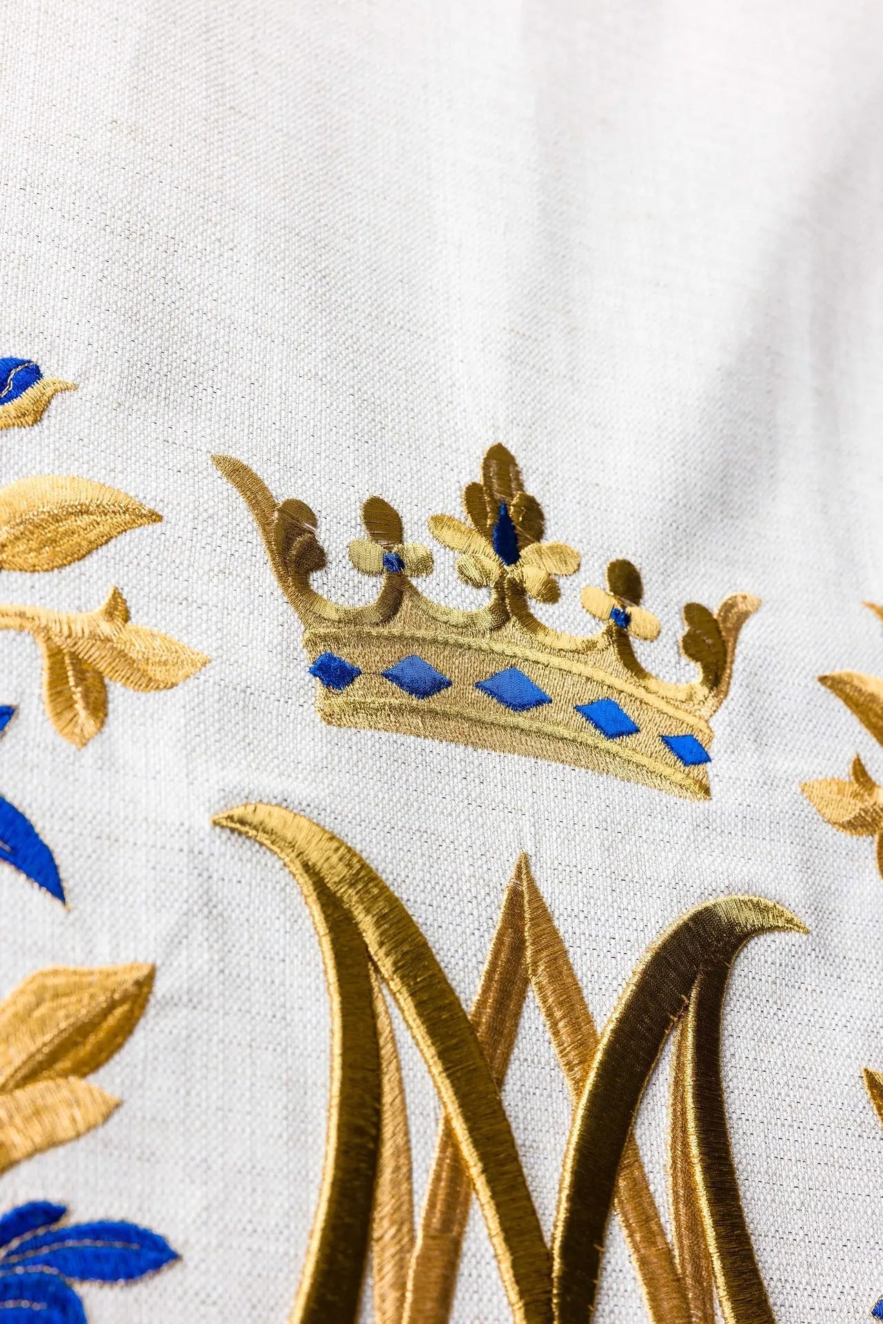 Pokrowiec na Ambonę Marian z Haftowanym Koronowanym Monogramem