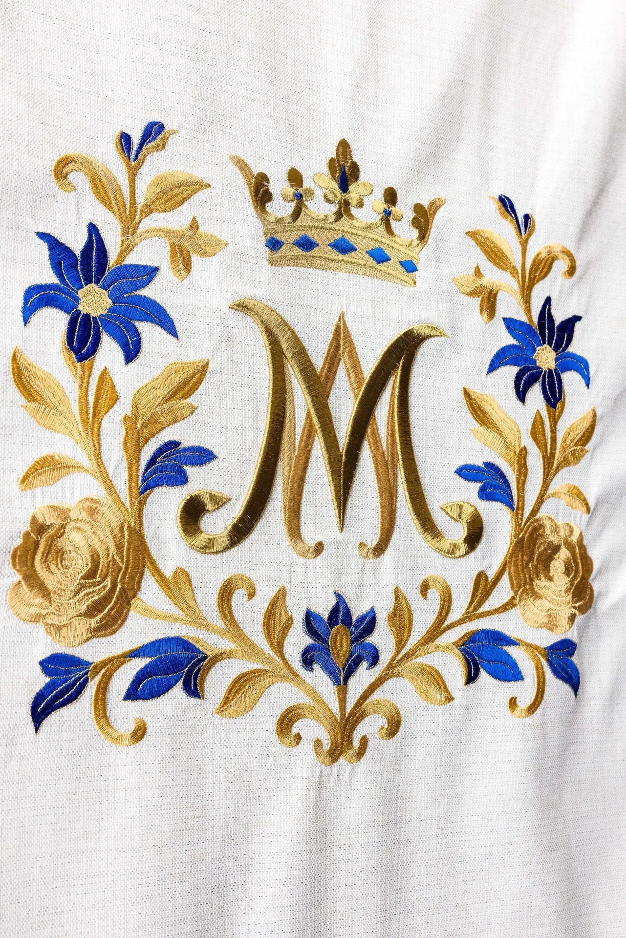 Pokrowiec na Ambonę Marian z Haftowanym Koronowanym Monogramem