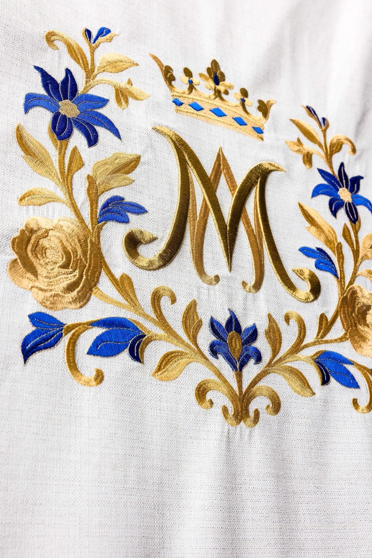 Pokrowiec na Ambonę Marian z Haftowanym Koronowanym Monogramem