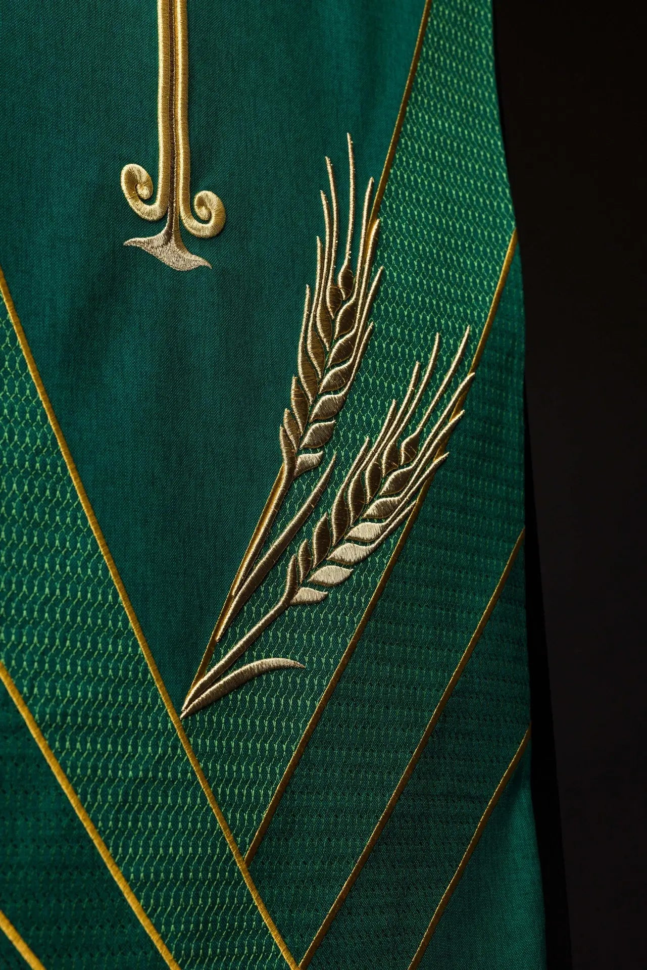 Zielone nakrycie na lektorium z symbolem PAX i haftem kłosów pszenicy