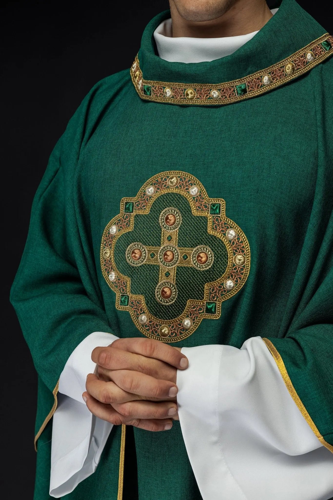 Ornat zielony z haftowanym obszyciem na kołnierzu i wokół haftu krzyża