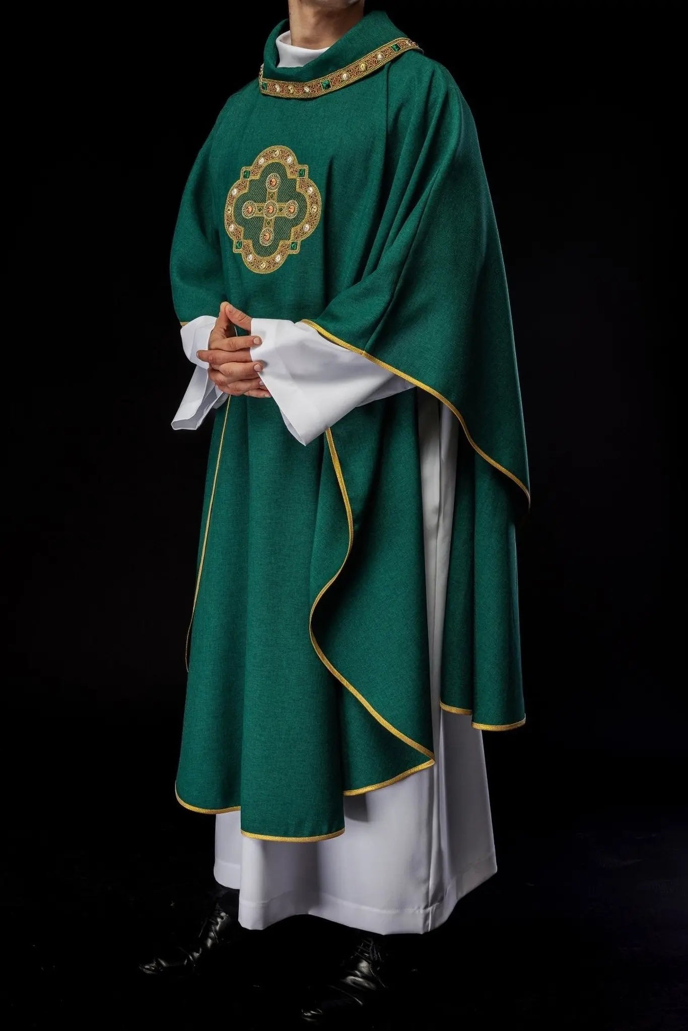 Ornat zielony z haftowanym obszyciem na kołnierzu i wokół haftu krzyża