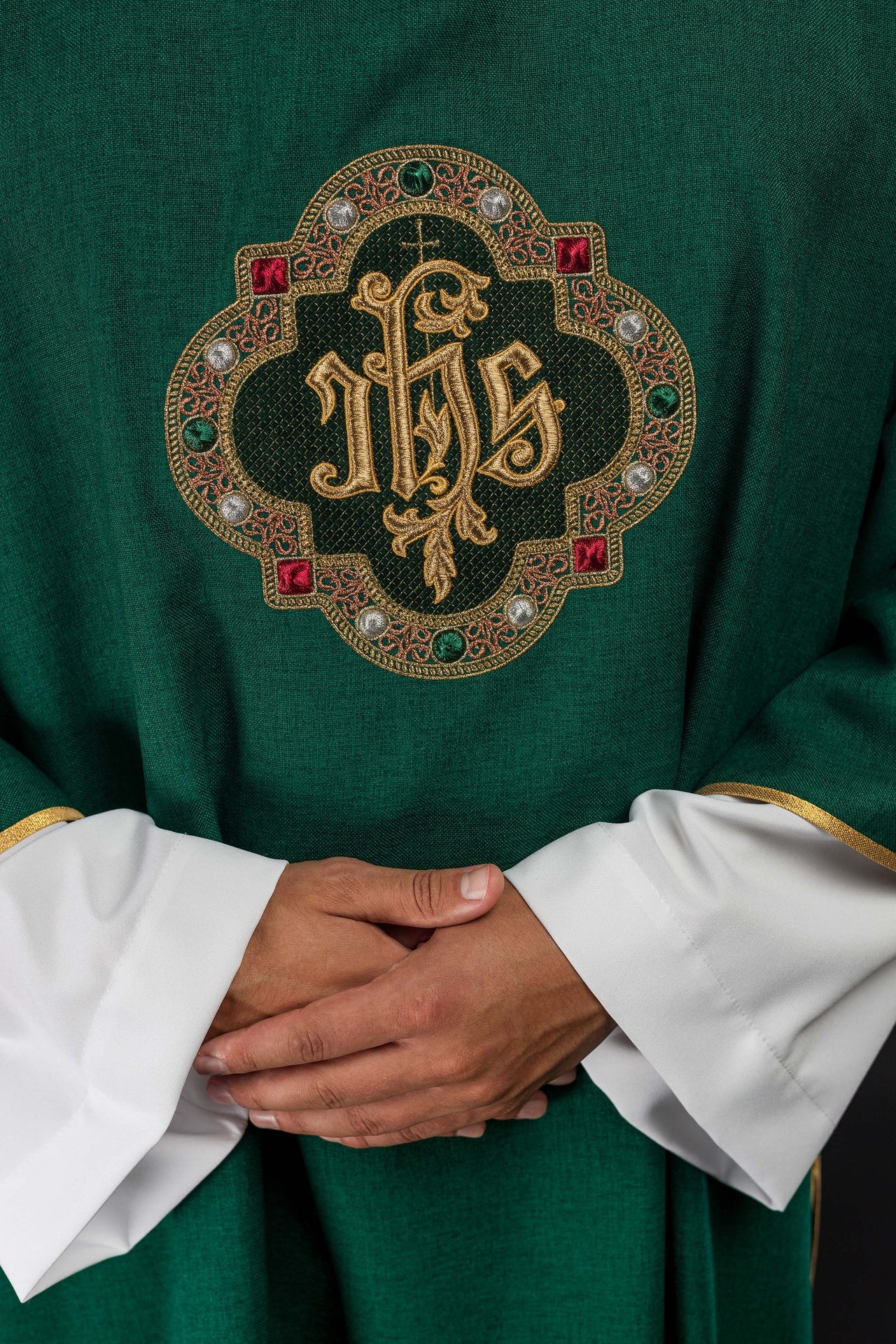 Dalmatyka z symbolem IHS i kołnierzem w kolorze zielonym - ORNATY.PL