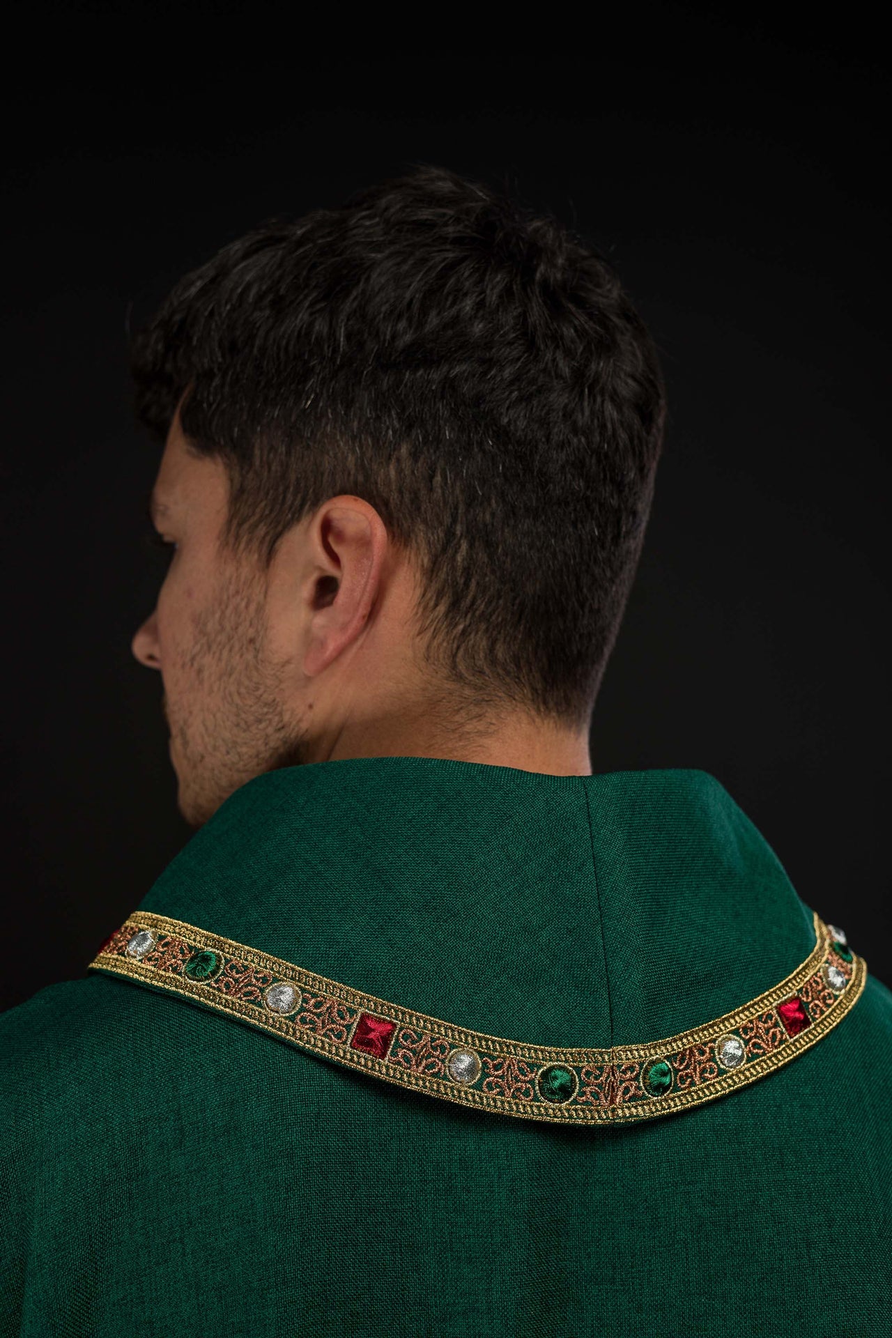 Dalmatyka z symbolem IHS i kołnierzem w kolorze zielonym - ORNATY.PL