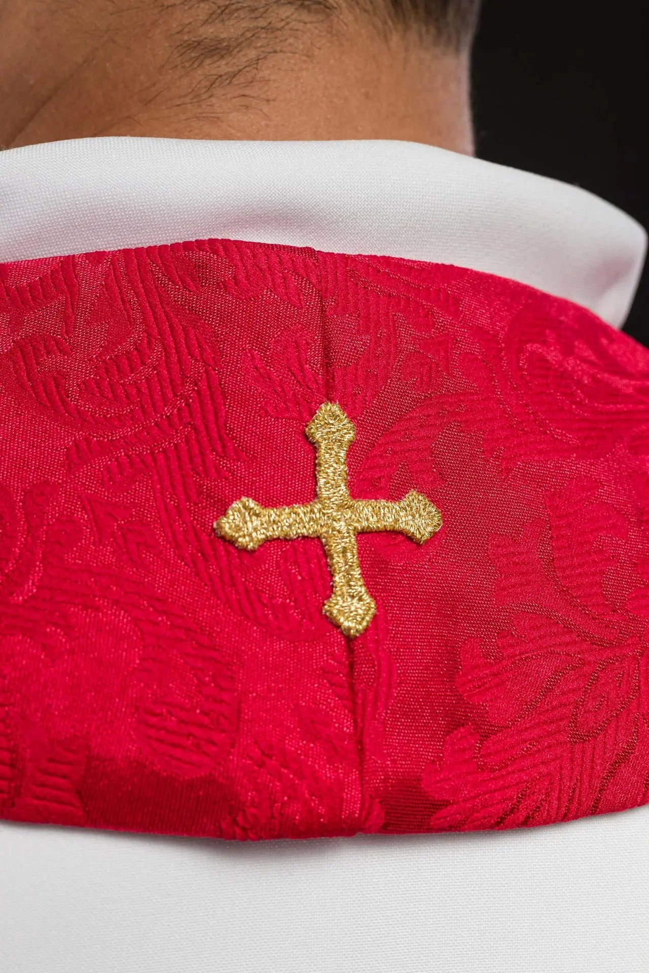 Czerwona żakardowa stuła z haftowanymi motywami krzyża