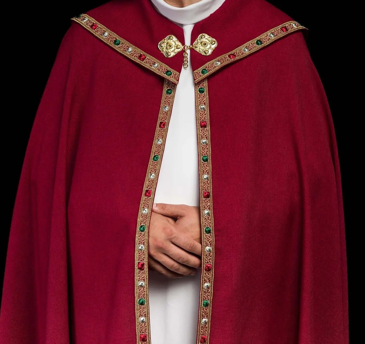 Czerwona liturgiczna kapa ze złotym IHS