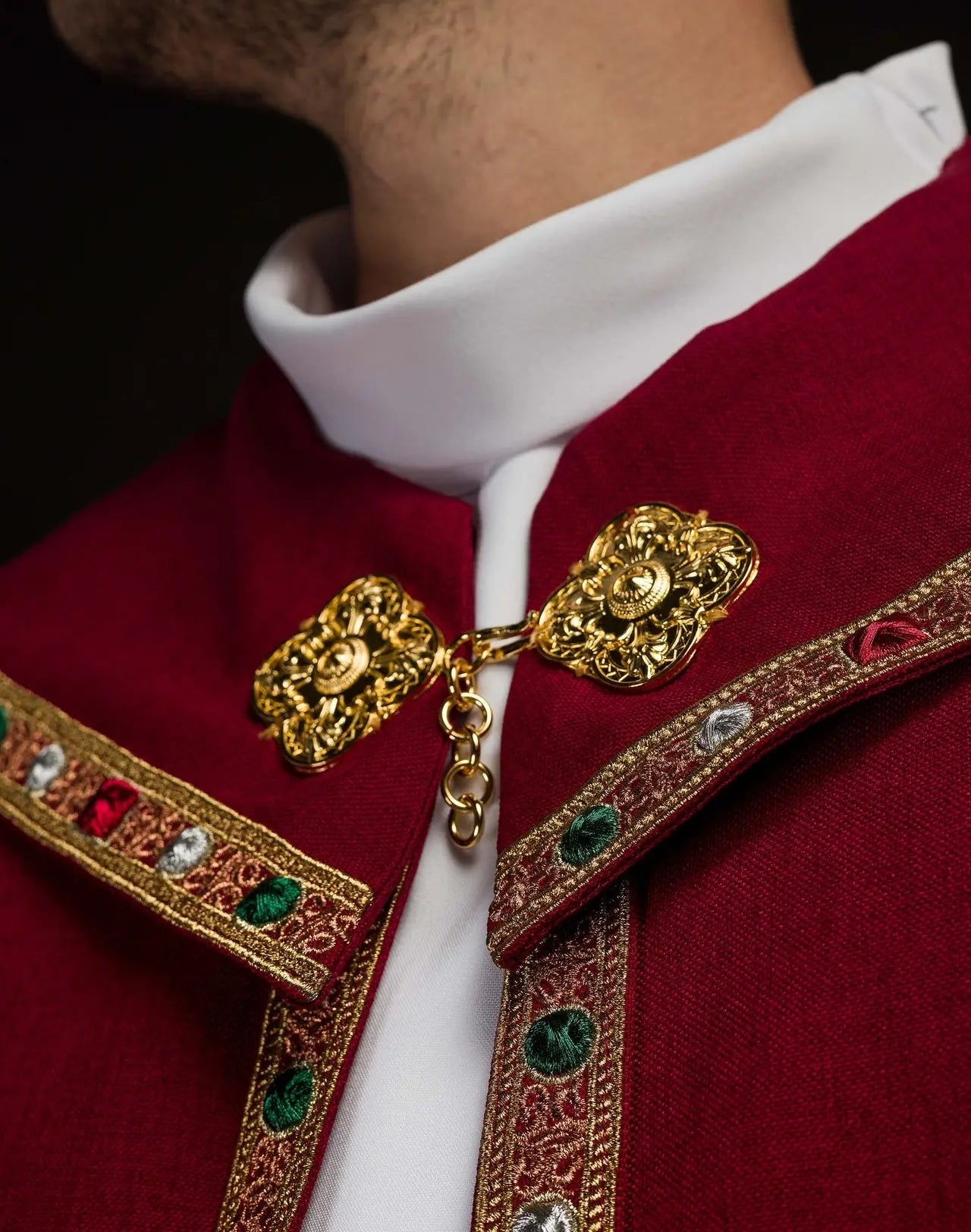 Czerwona liturgiczna kapa ze złotym IHS