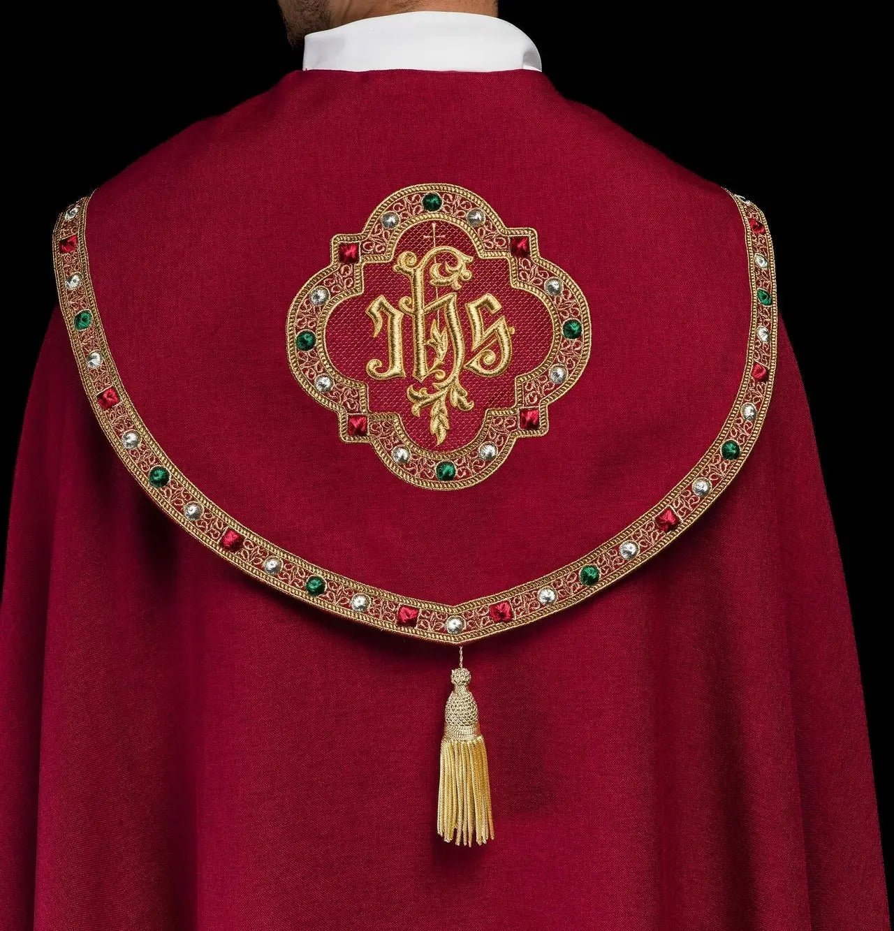 Czerwona peleryna liturgiczna ze złotym IHS