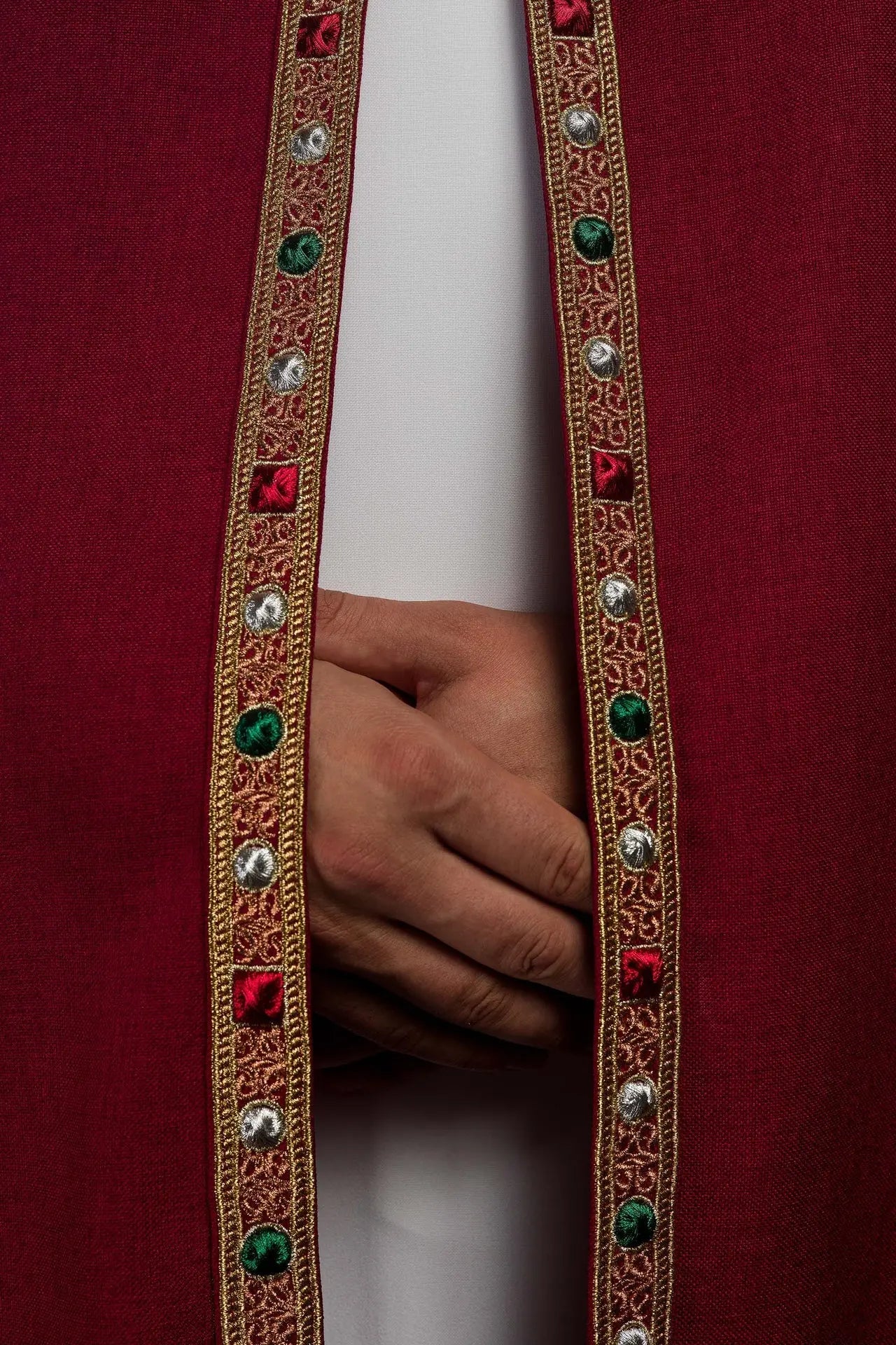 Czerwona liturgiczna kapa ze złotym IHS