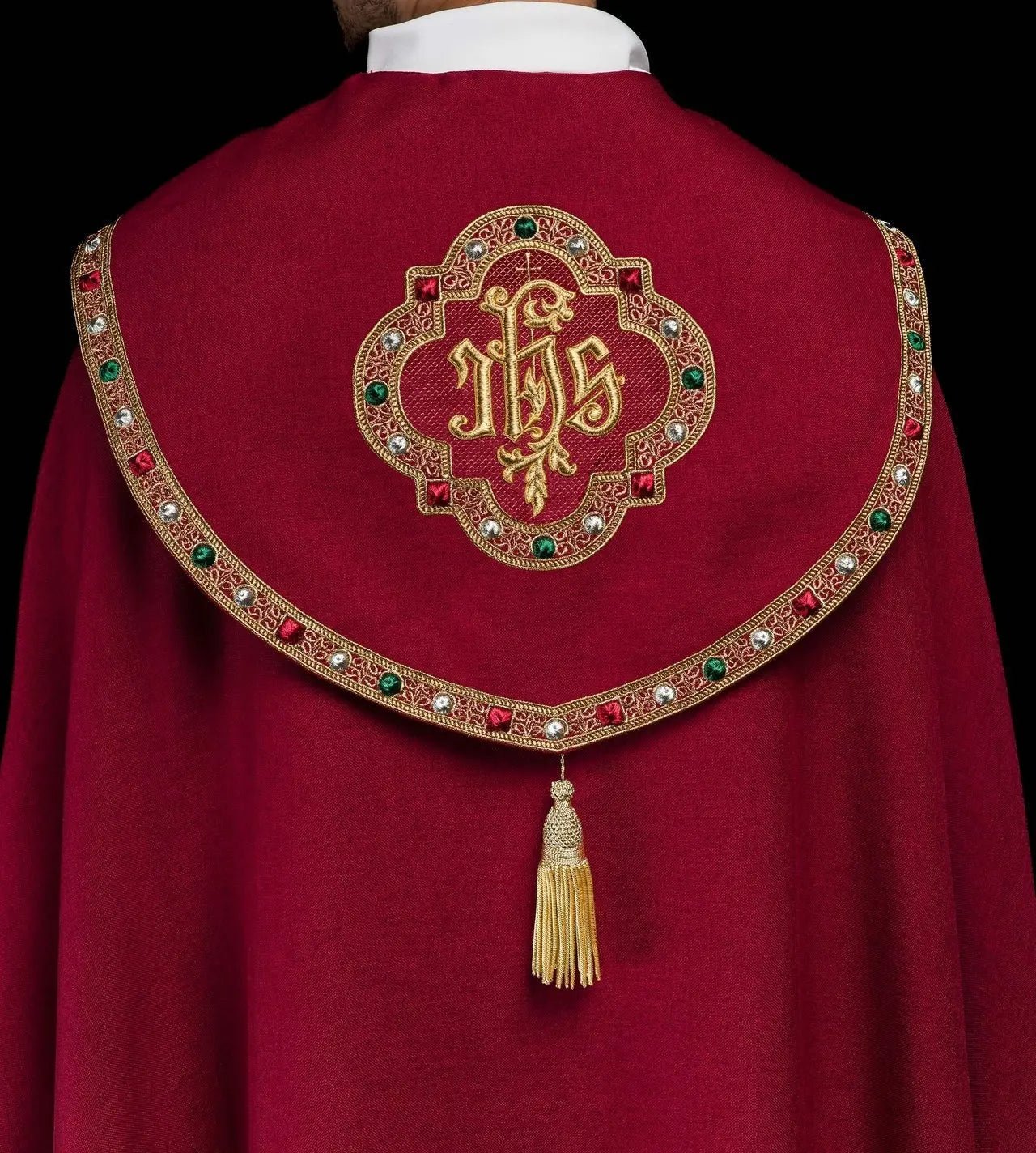 Czerwona liturgiczna kapa ze złotym IHS