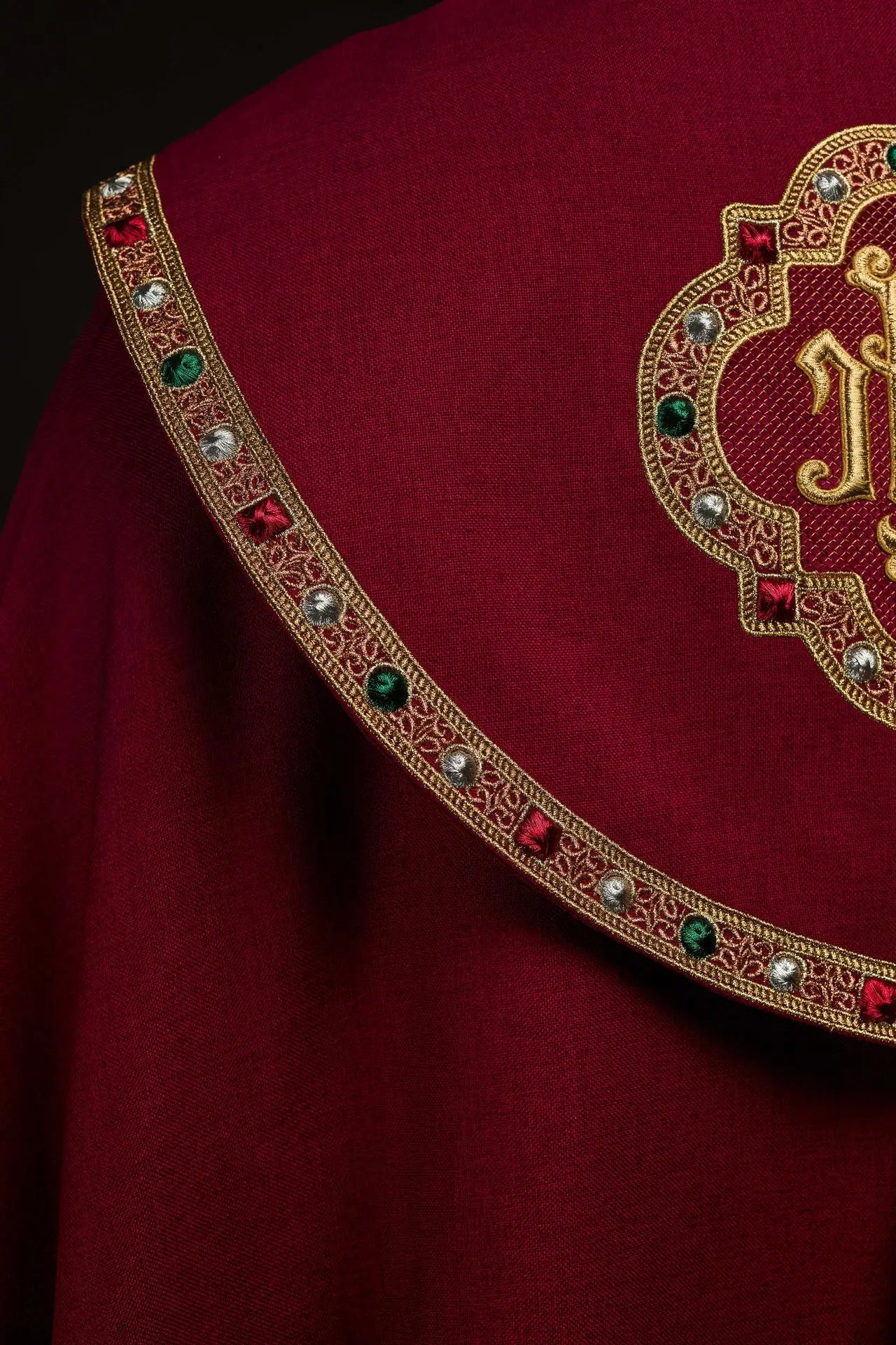Czerwona liturgiczna kapa ze złotym IHS